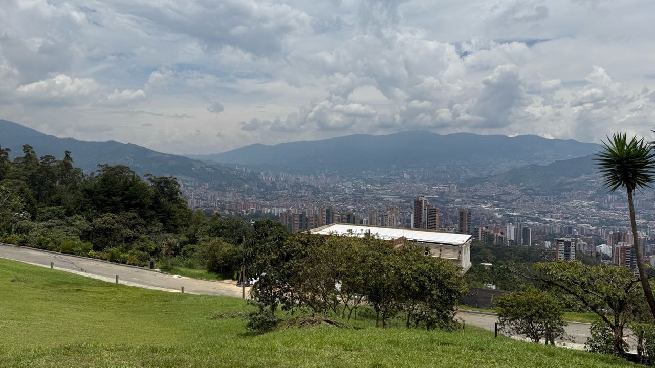 Excelente lote en venta con vista a Medellín, Los Balsos - El Poblado