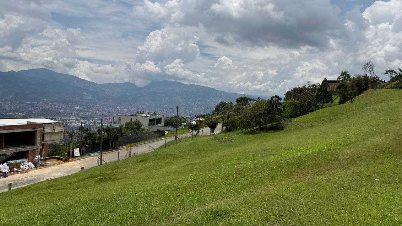 Excelente lote en venta con vista a Medellín, Los Balsos - El Poblado