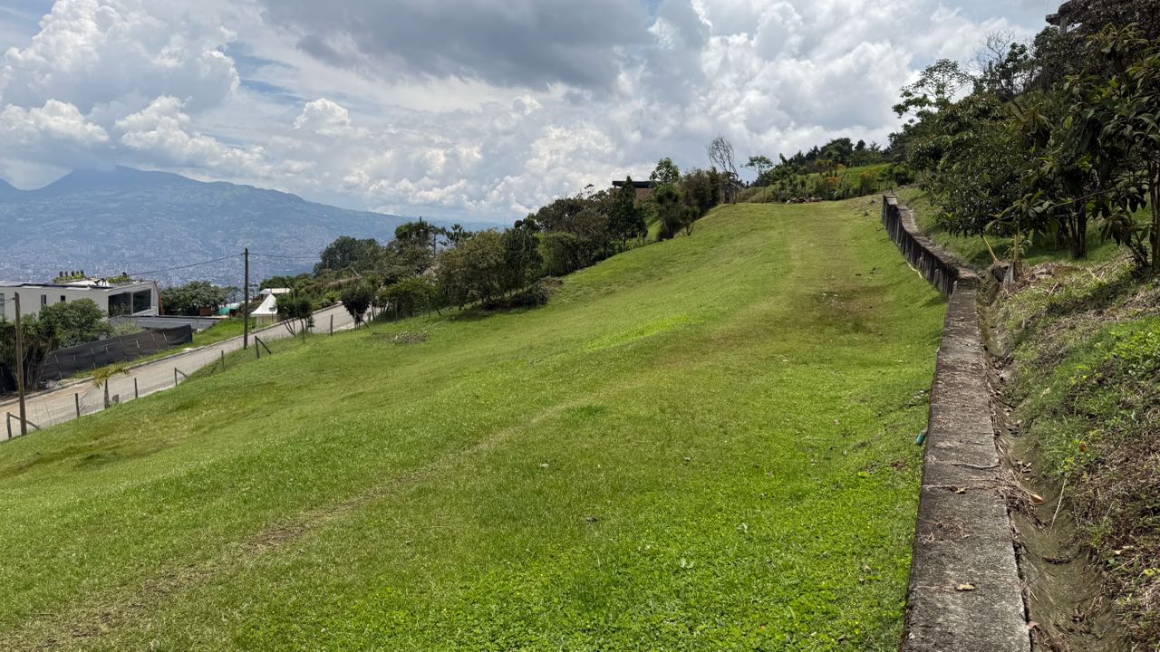 Excelente lote en venta con vista a Medellín, Los Balsos - El Poblado