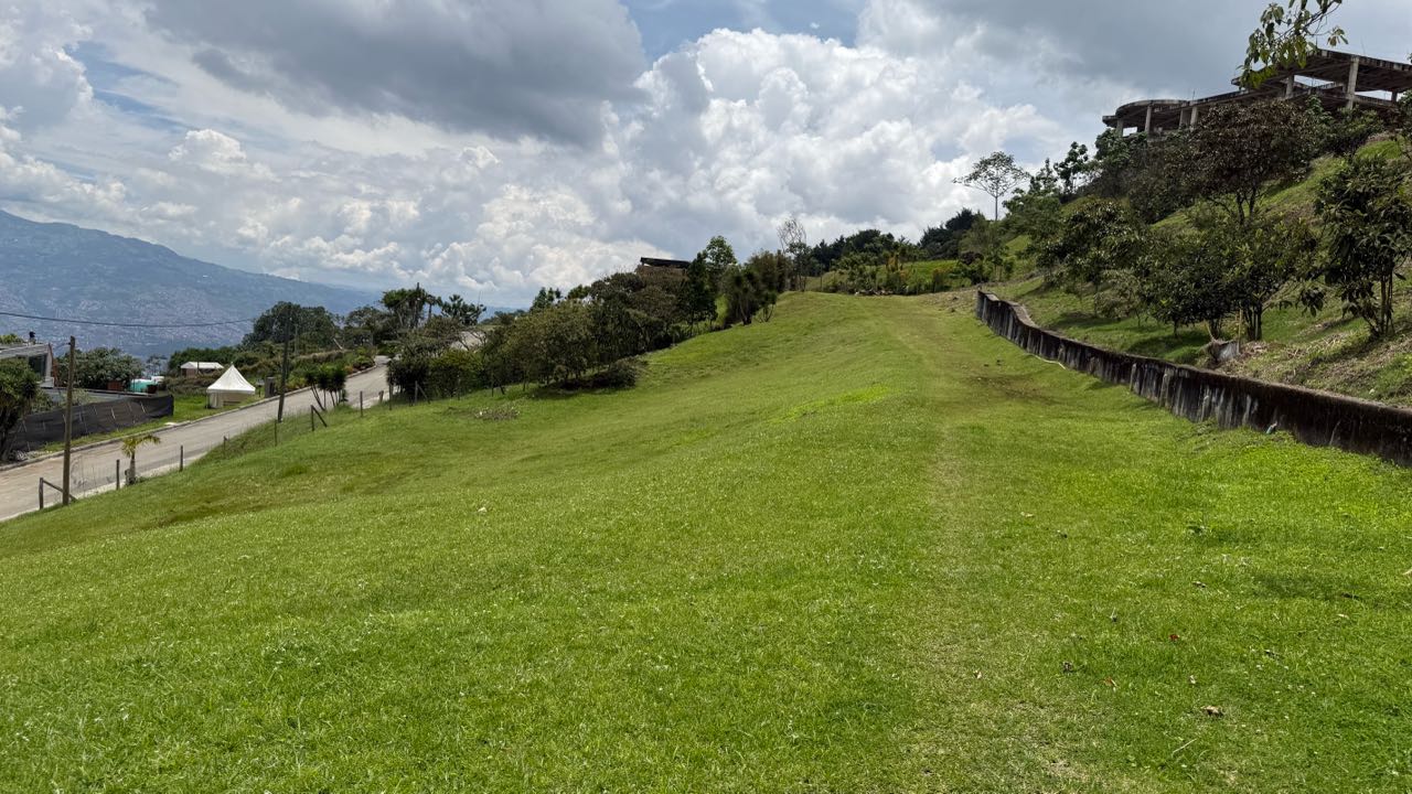 Excelente lote en venta con vista a Medellín, Los Balsos - El Poblado