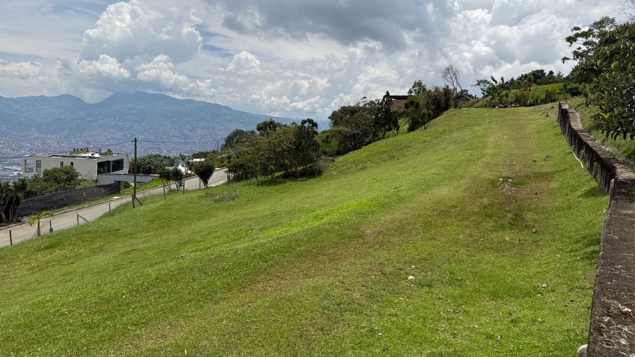 Excelente lote en venta con vista a Medellín, Los Balsos - El Poblado