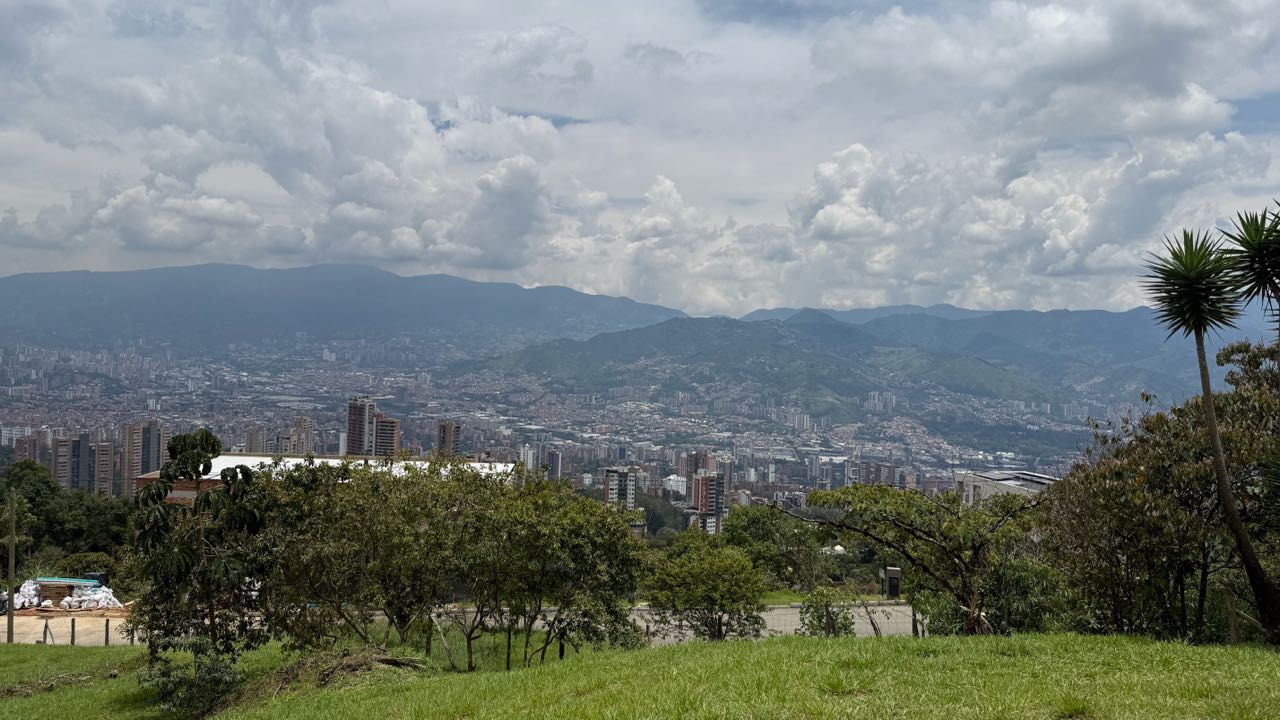 Excelente lote en venta con vista a Medellín, Los Balsos - El Poblado