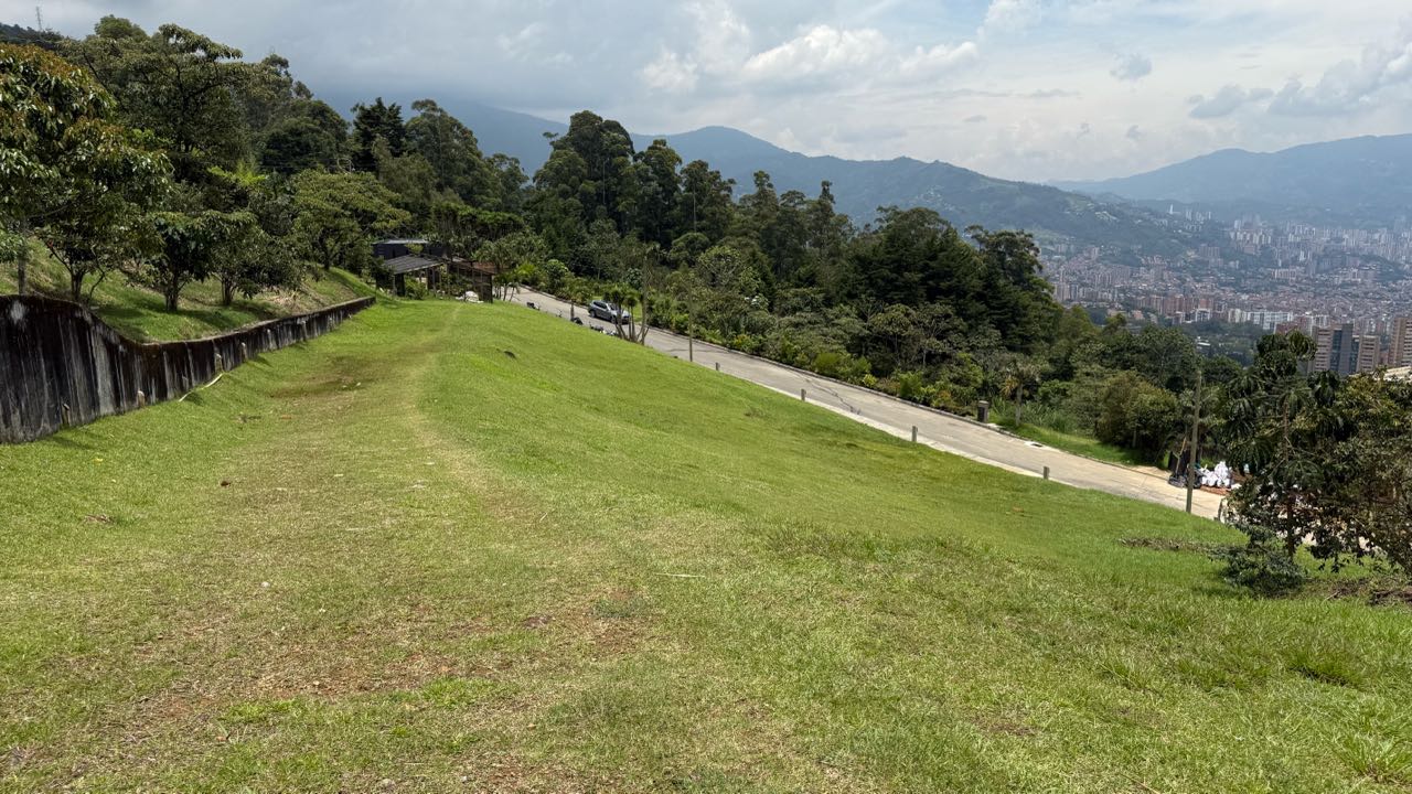 Excelente lote en venta con vista a Medellín, Los Balsos - El Poblado