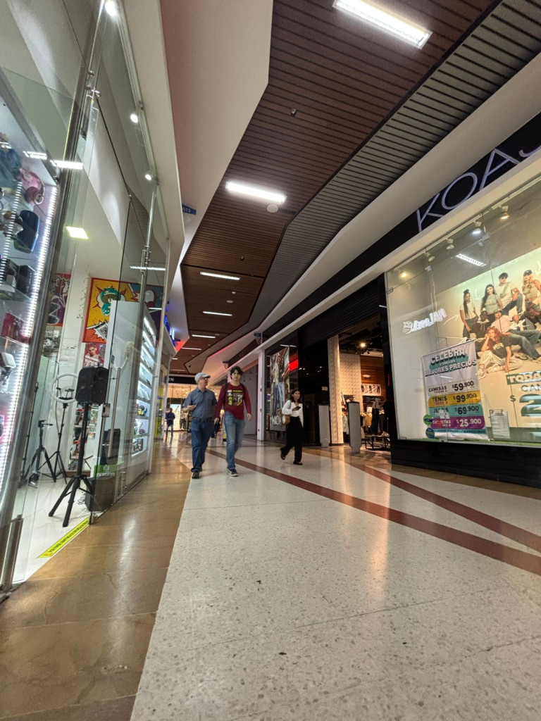 Arriendo local comercial en Unicentro