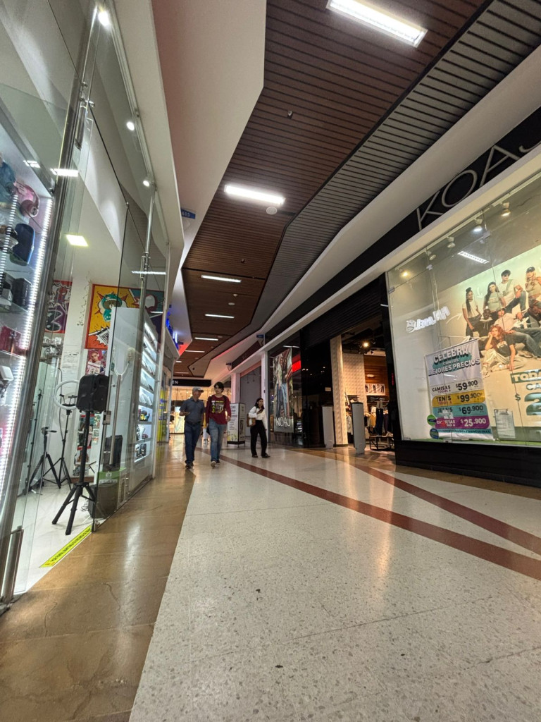 Arriendo local comercial en Unicentro