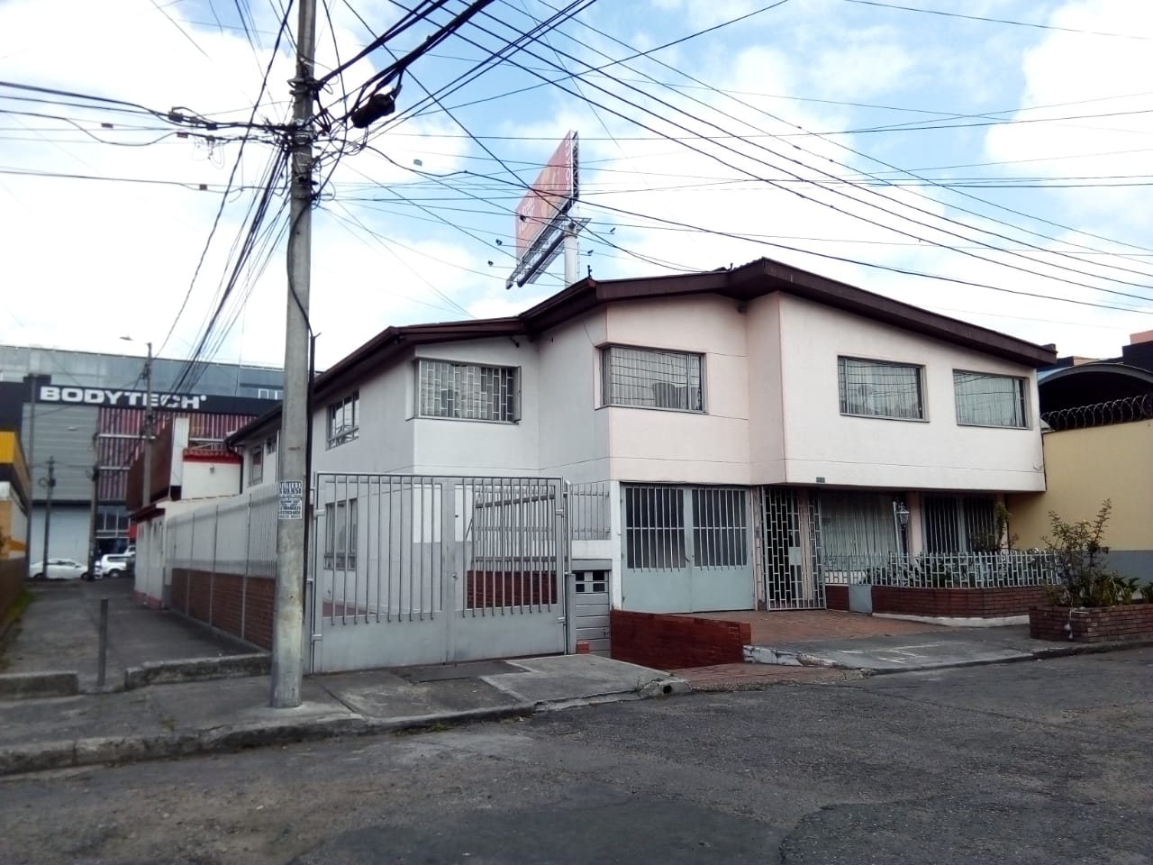 SE VENDE CASA EN NORMANDIA (1 SECTOR )