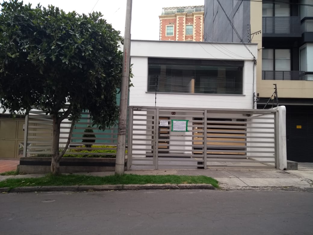 ARRIENDO CASA OFICINA SANTA BARBARA $14 MILLONES