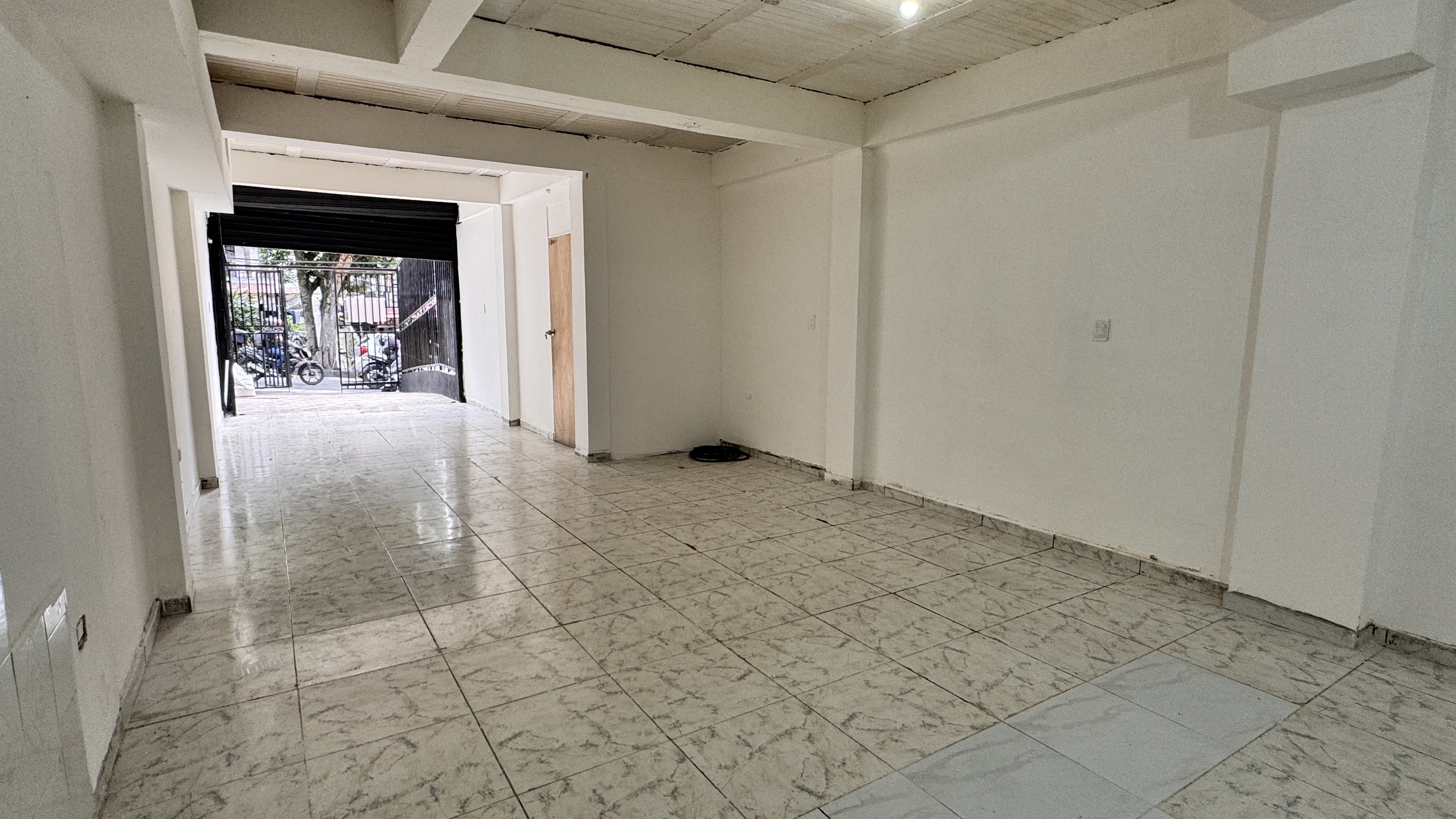 Imagen de LOCAL EN RENTA SECTOR SEMAFOROS 2500 LOTES CUBA