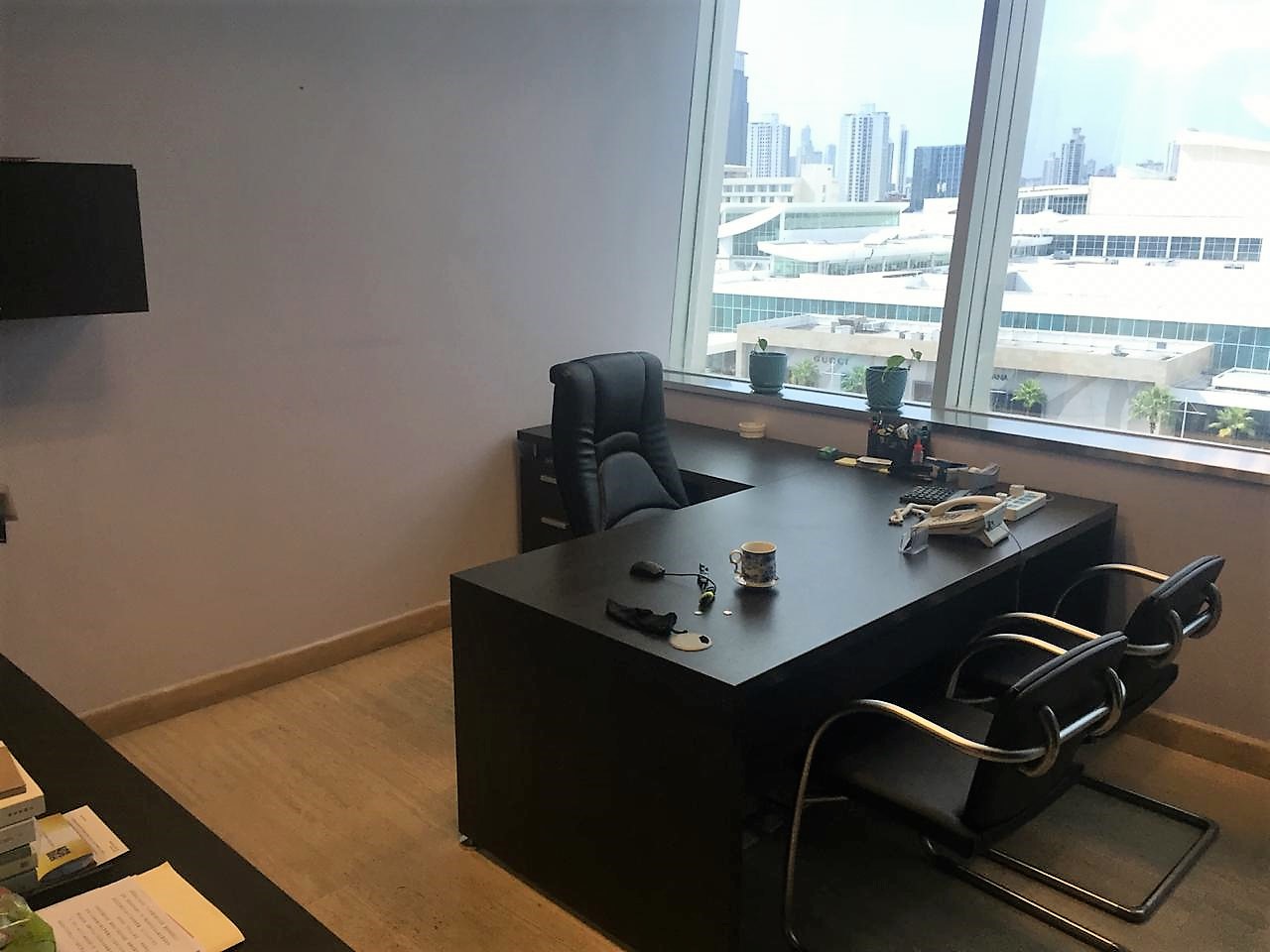 VENDO O ALQUILO OFICINA AMOBLADA  - TORRE DE LAS AMERICAS