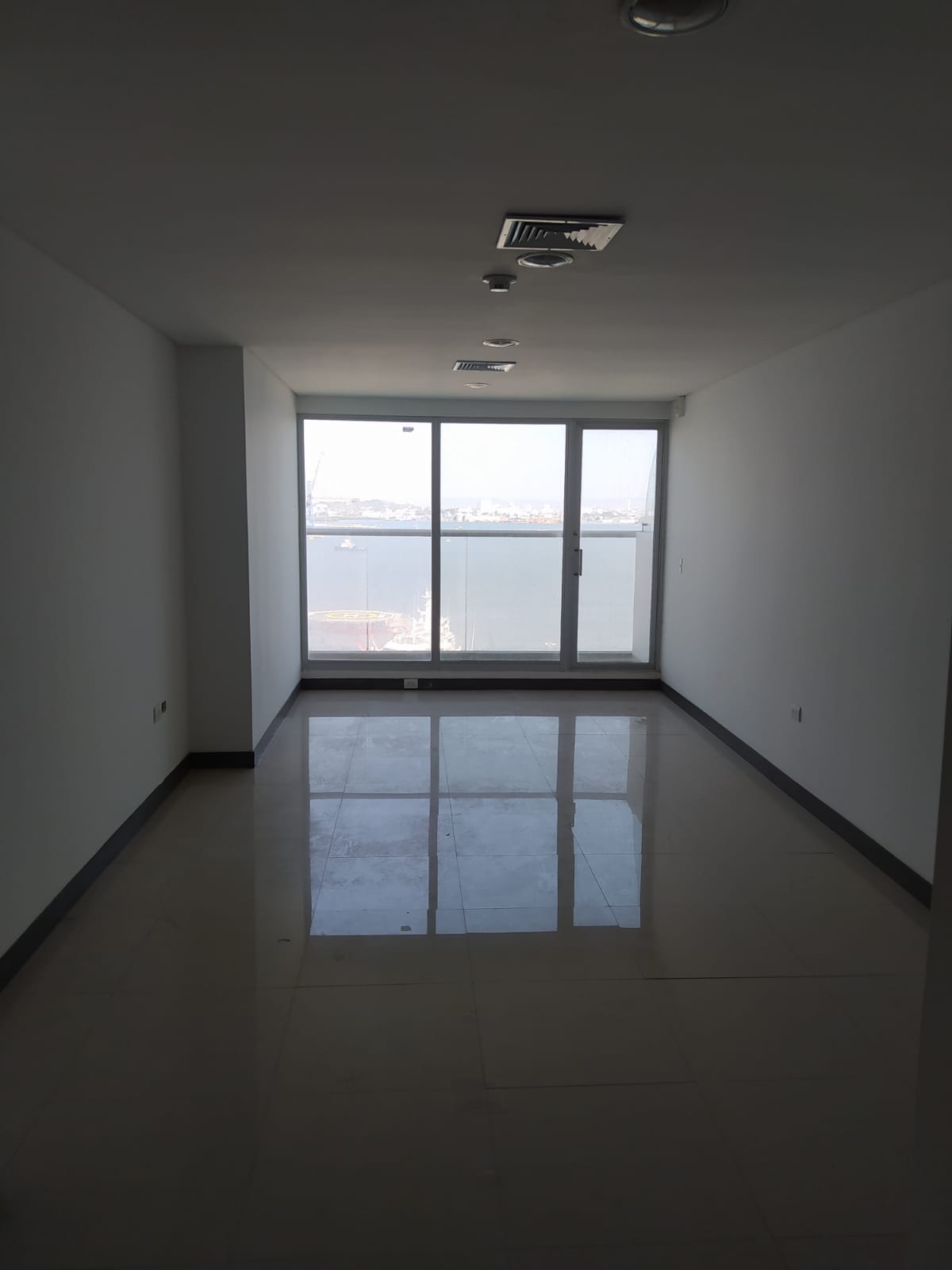 OFICINA EN ARRIENDO EN BOCAGRANDE