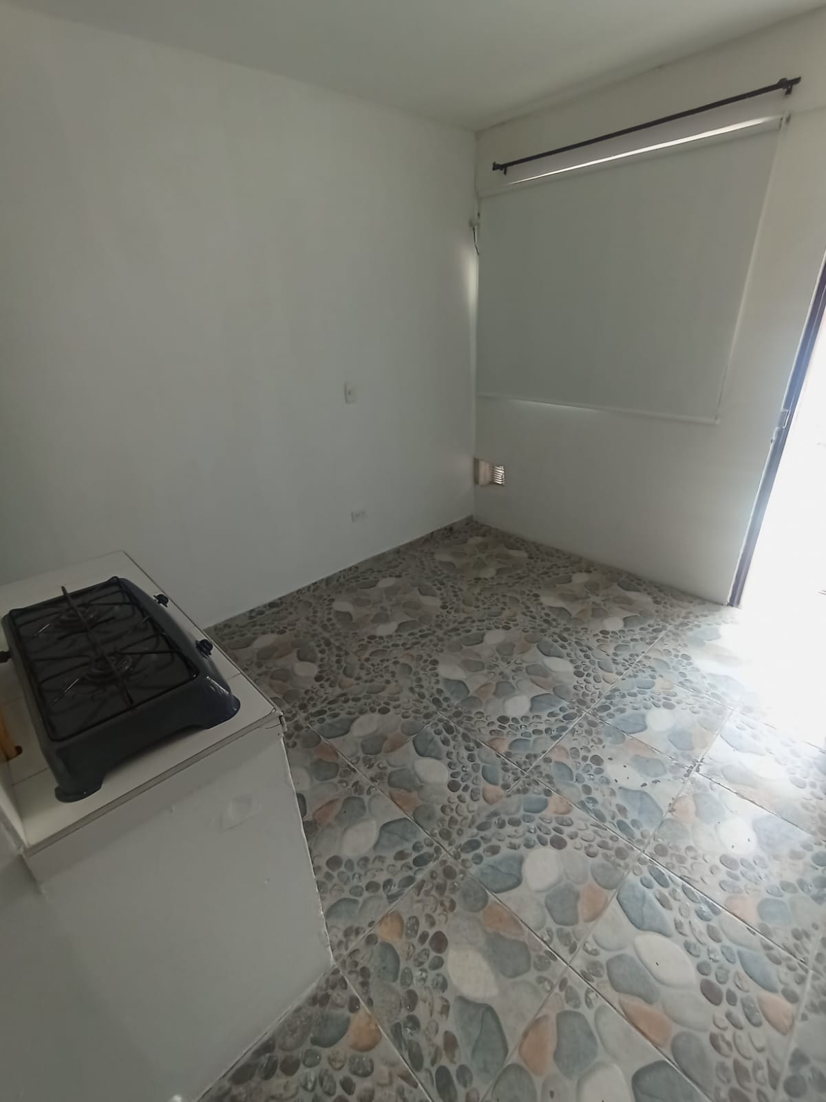 SE ARRIENDA APARTA ESTUDIO EN MALHABAR
