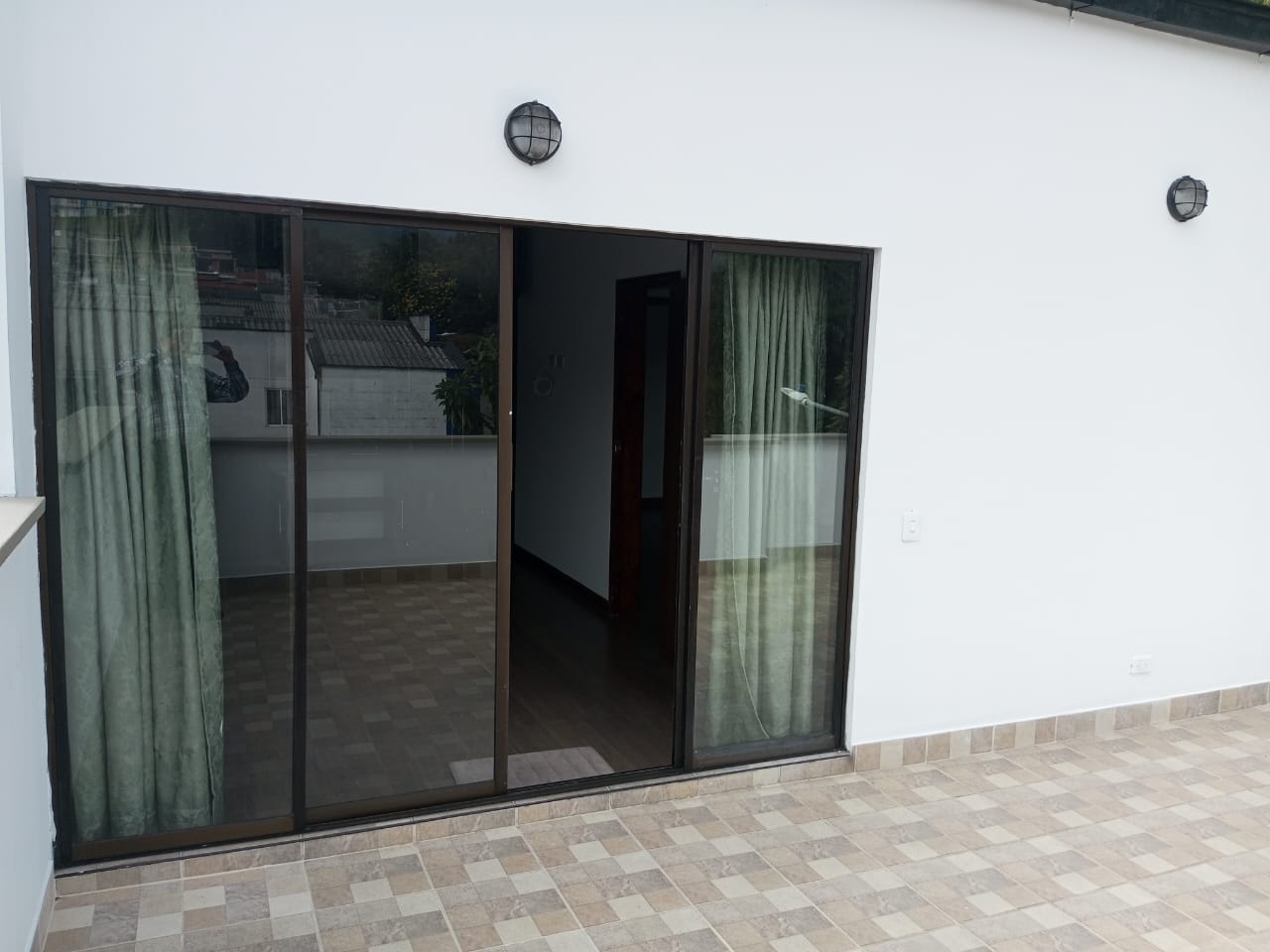 CASA EN VENTA LA ENEA