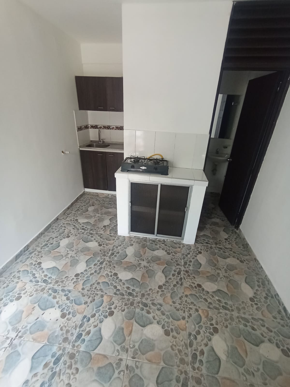 SE ARRIENDA APARTA ESTUDIO EN MALHABAR