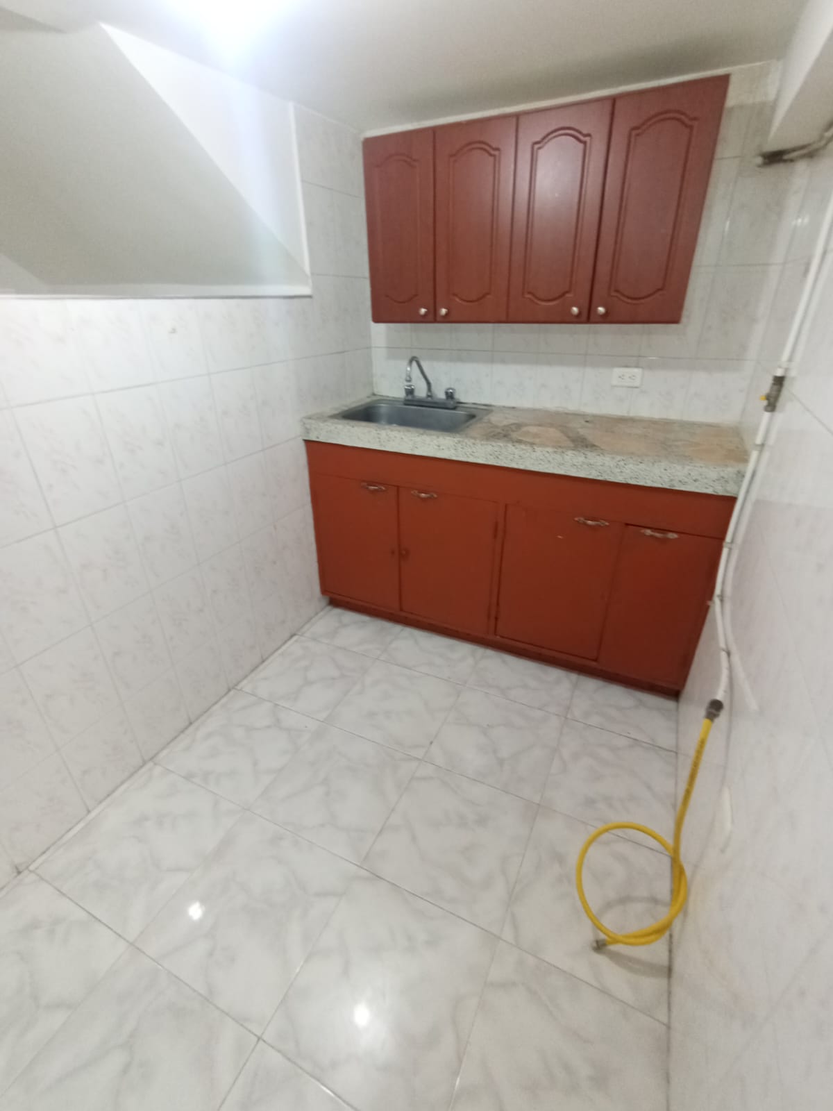 SE ARRIENDA APARTA ESTUDIO EN BARRIO 20 DE JULIO
