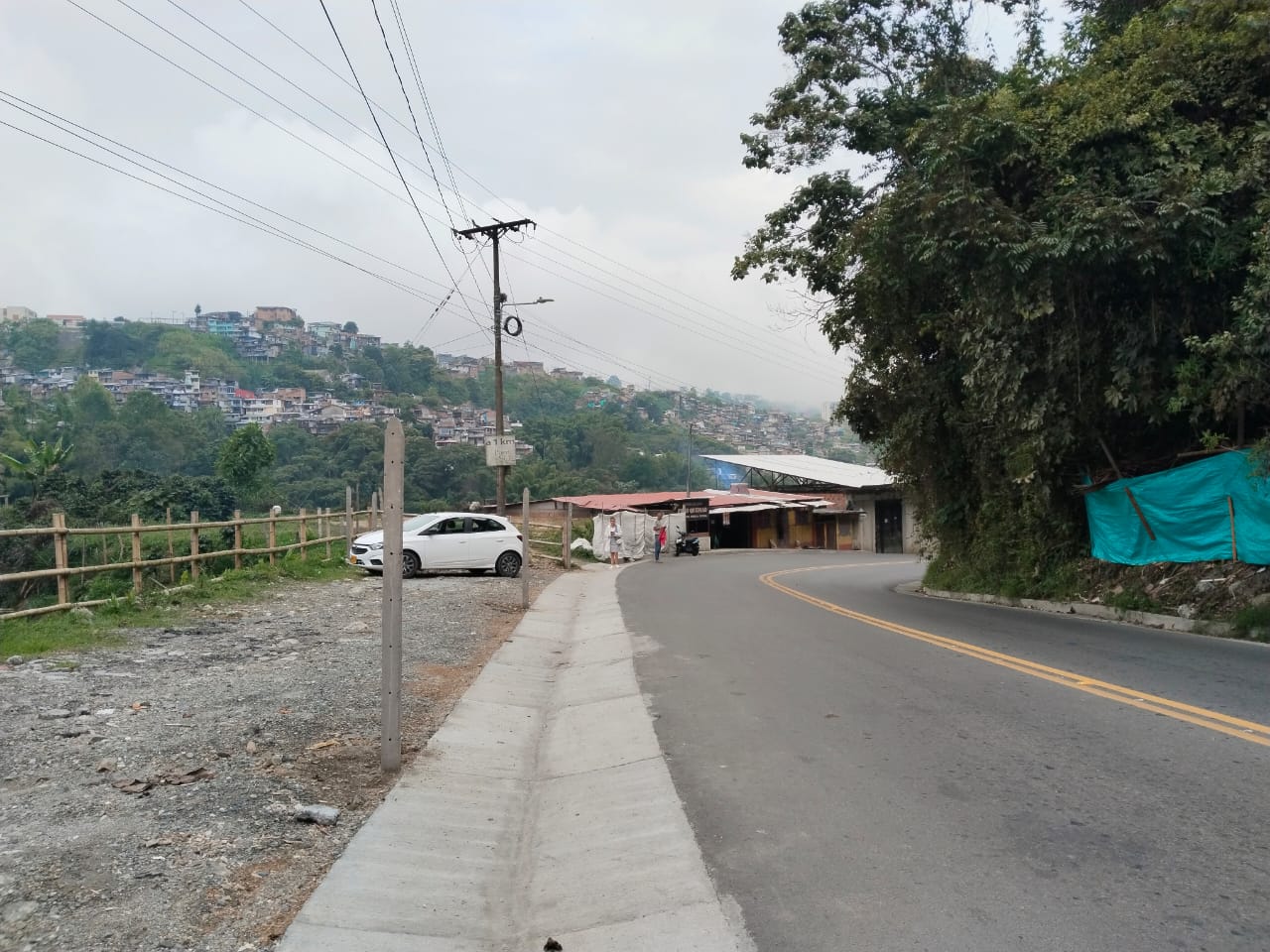 CASA CON LOTE Y LOCAL COMERCIAL EN VENTA SECTOR VIA NEIRA VILLAJULIA