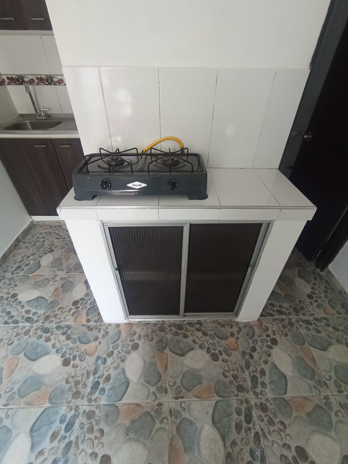 SE ARRIENDA APARTA ESTUDIO EN MALHABAR
