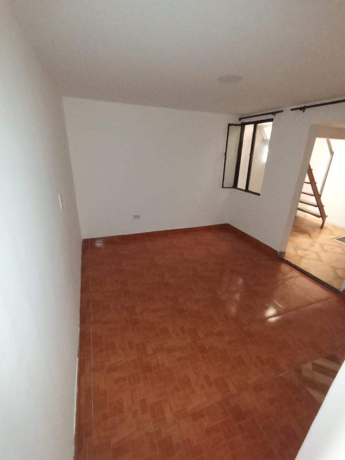 SE ARRIENDA CASA SEGUNDO PISO EN SAN CAYETANO