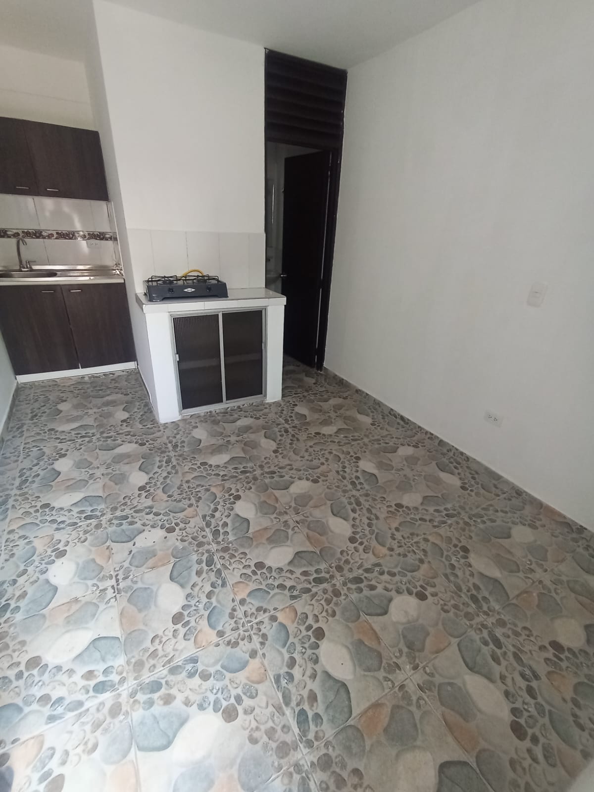 SE ARRIENDA APARTA ESTUDIO EN MALHABAR