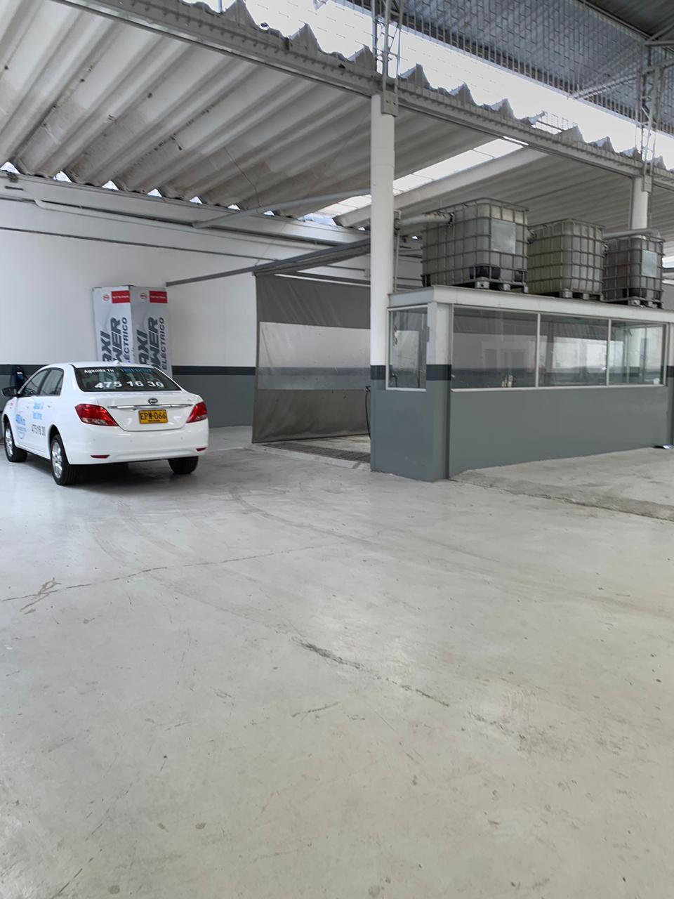 Vendo Local Vitrina y Bodega Av Poblado San Diego $ 18.000 Millones