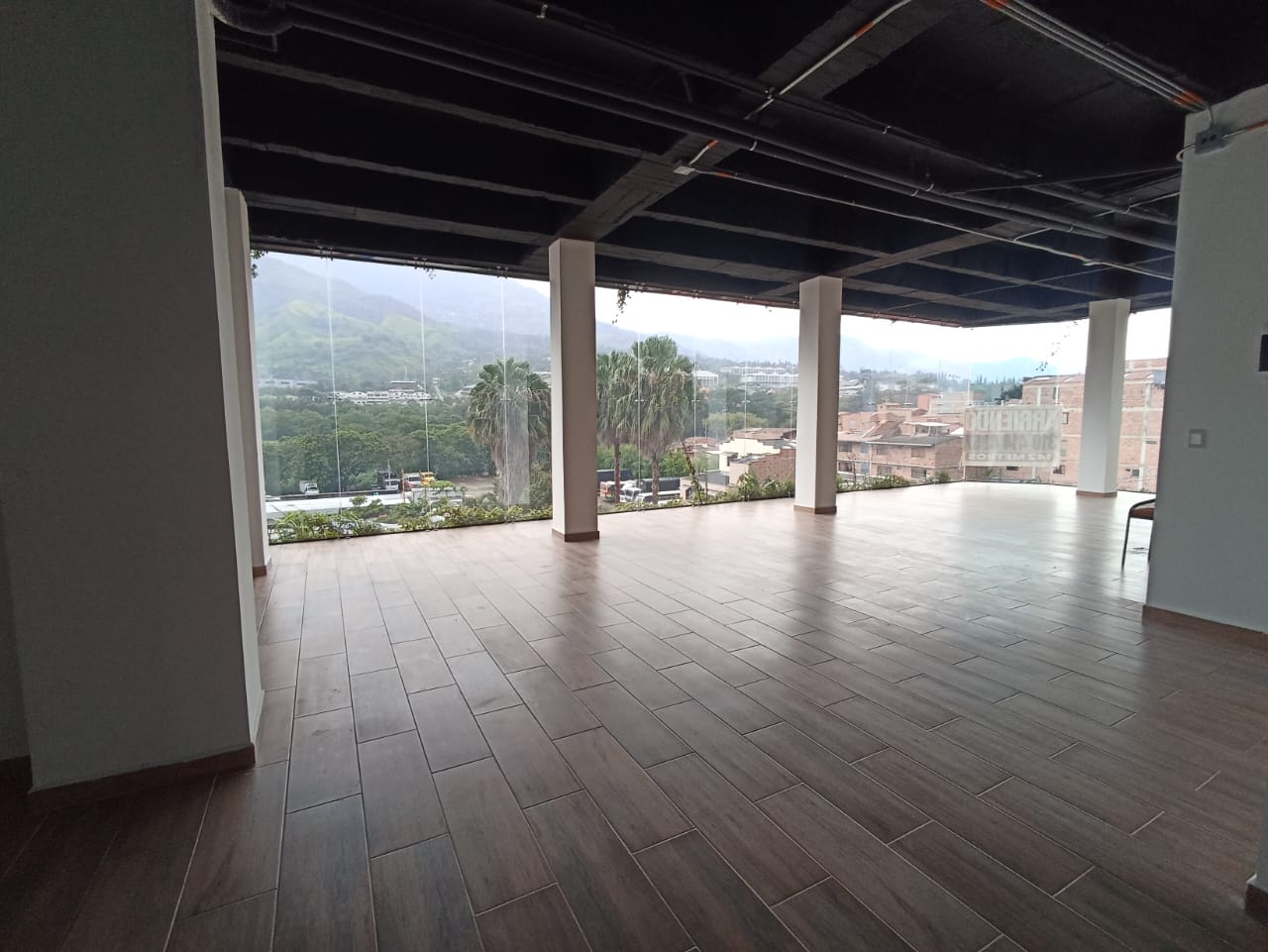 Se Arrienda Local Comercial Nuevo En Copacabana.
