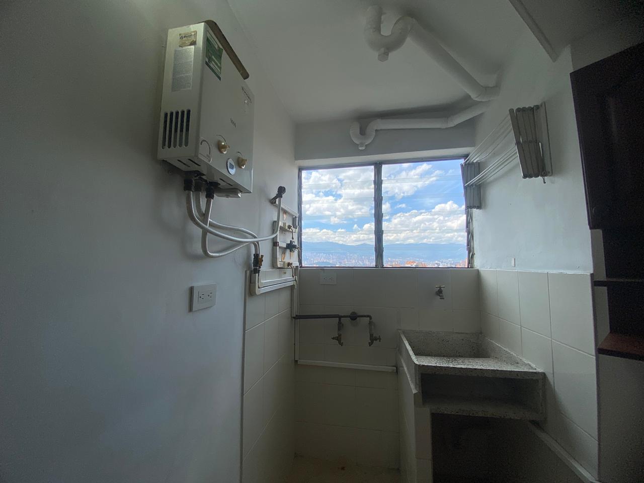 Iluminado Apartamento para Arriendo en Calasanz, Medellín