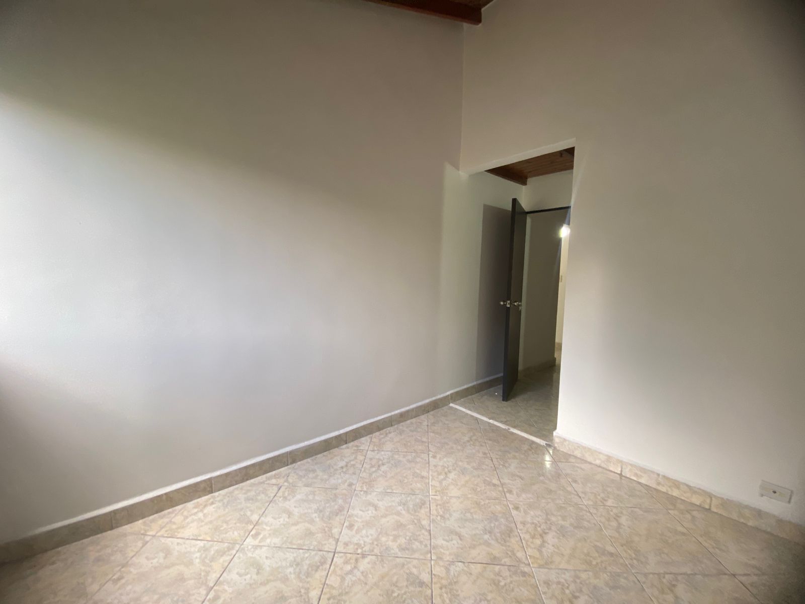 Iluminado Apartamento para Arriendo en San Javier, Medellín