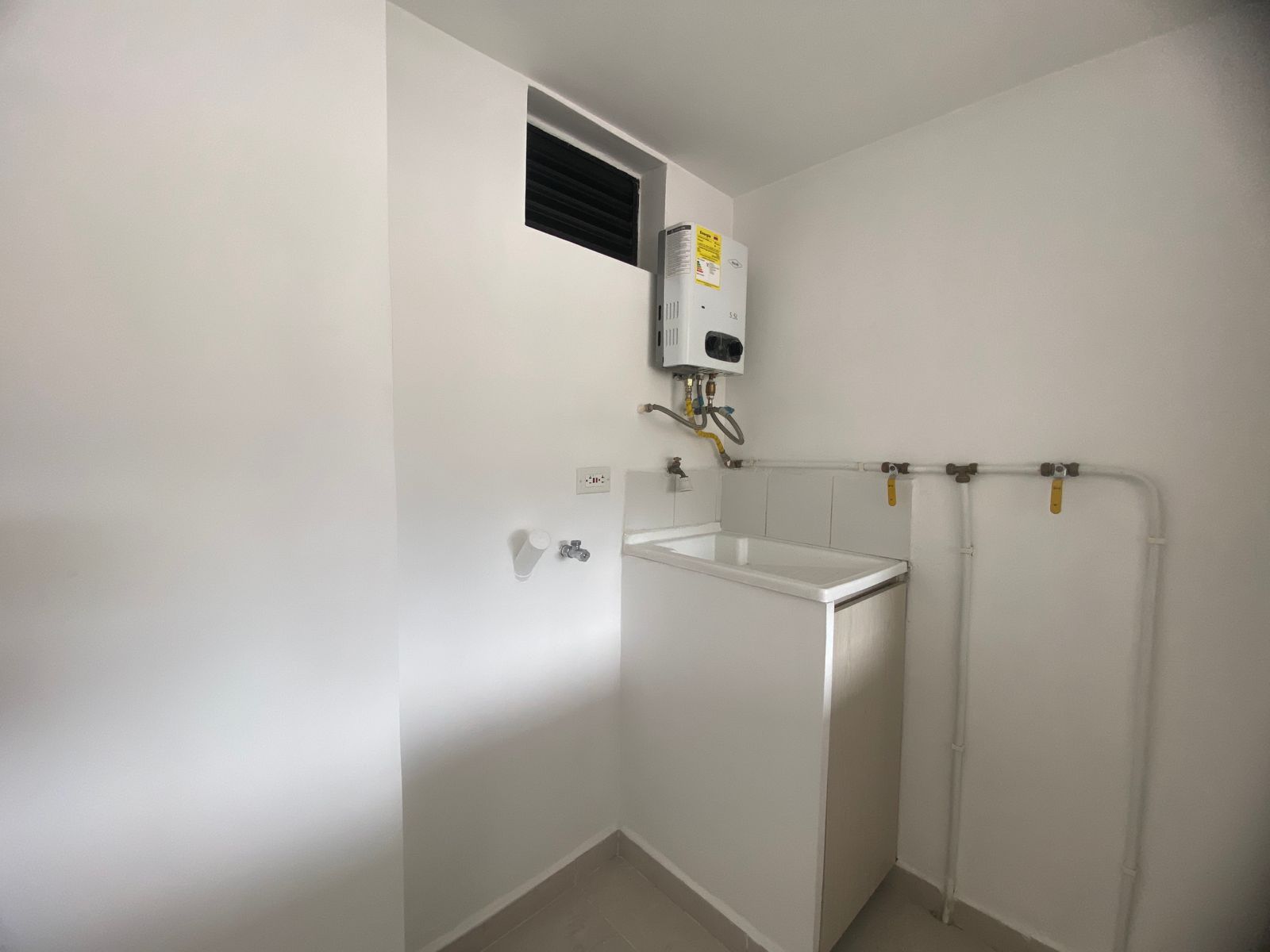 Apartamento con Buena Iluminación en Arriendo en La America, Cristobal