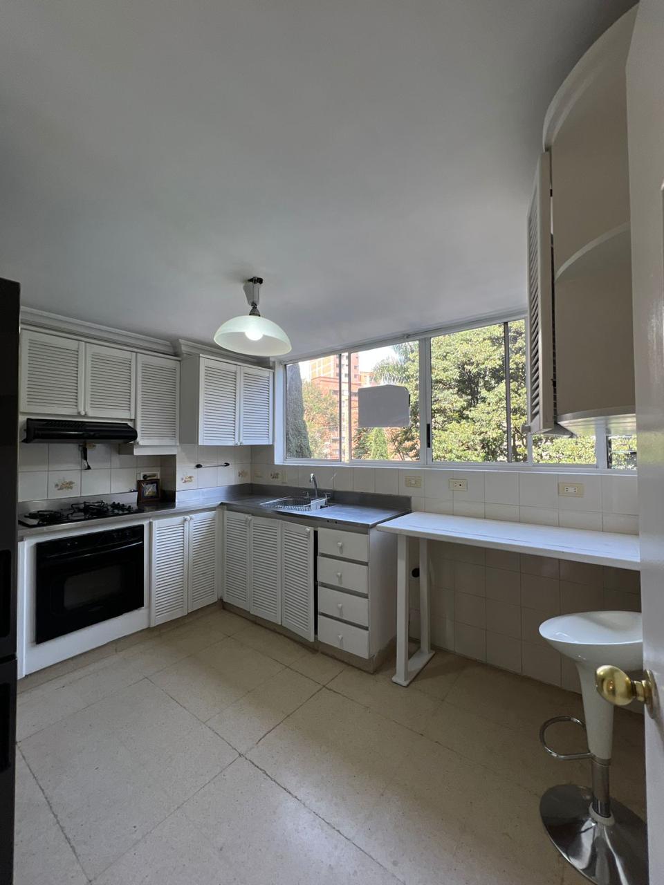 Se Arrienda Apartamento Amplio en Laureles Medellín