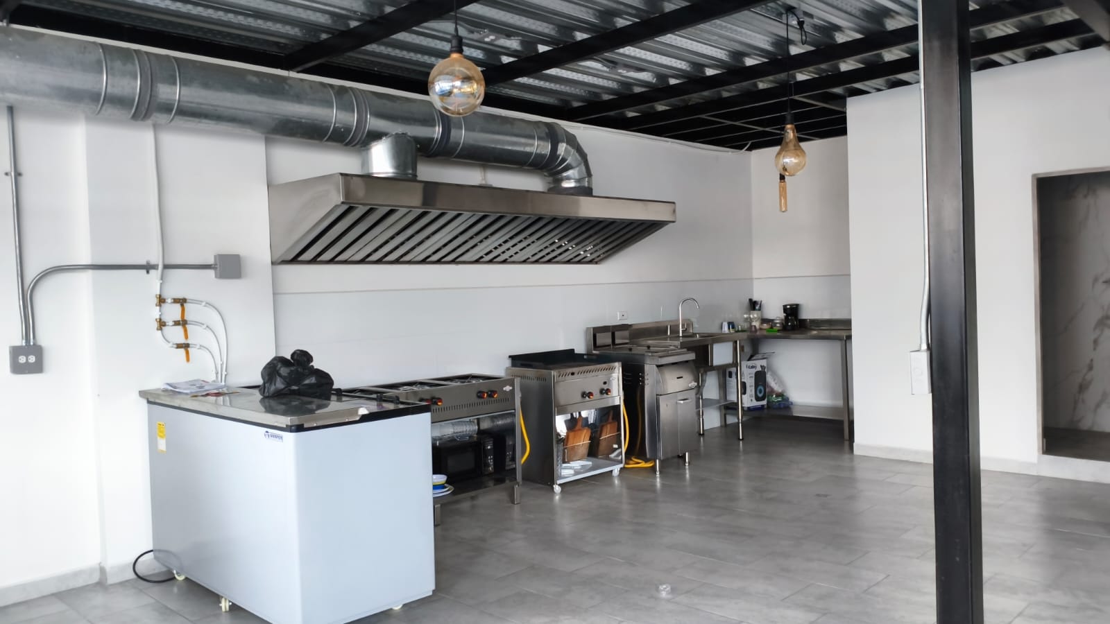 Se Arrienda Terraza Comercial Semi-Amoblada, en San Javier, Medellín