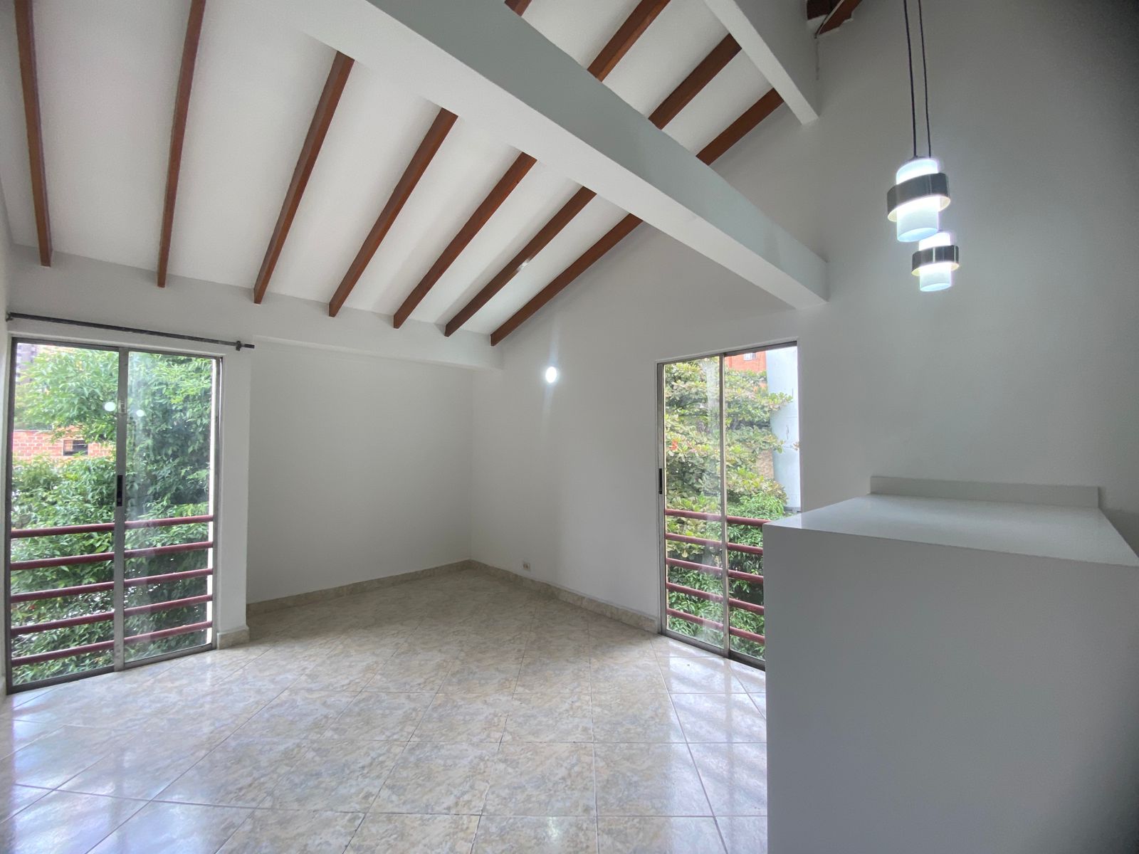 Iluminado Apartamento para Arriendo en San Javier, Medellín