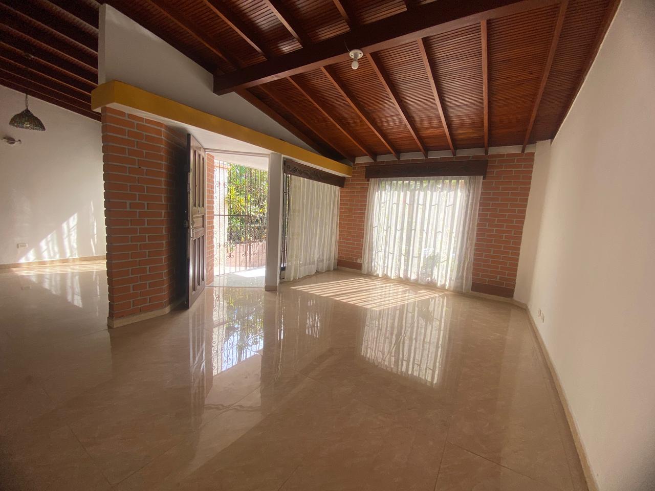 Amplia Casa para Arriendo en el Velódromo, Medellín