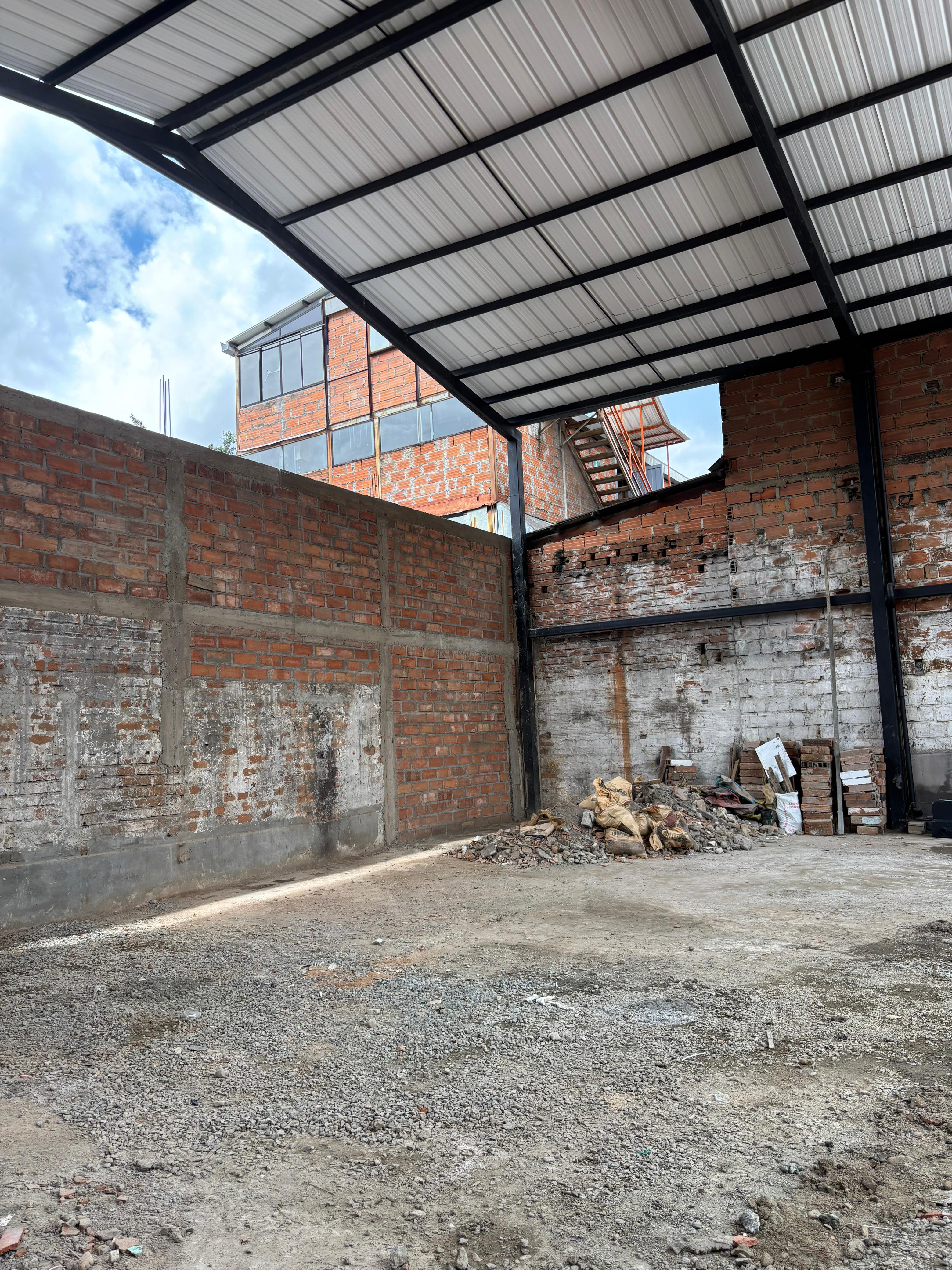 Se Arrienda Lote para Parqueadero, Nuevo Naranjal, Medellín