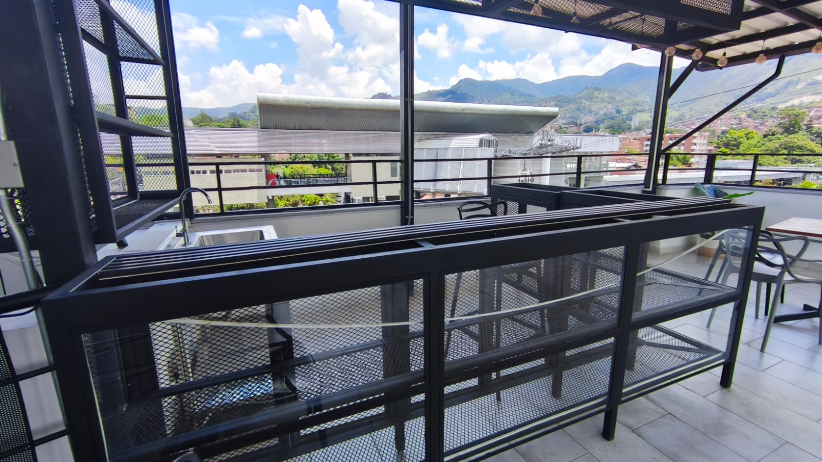 Se Arrienda Terraza Comercial Semi-Amoblada, en San Javier, Medellín