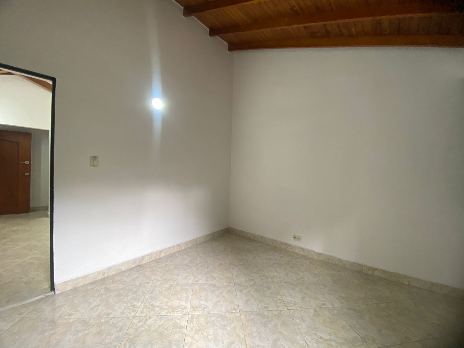 Iluminado Apartamento para Arriendo en San Javier, Medellín