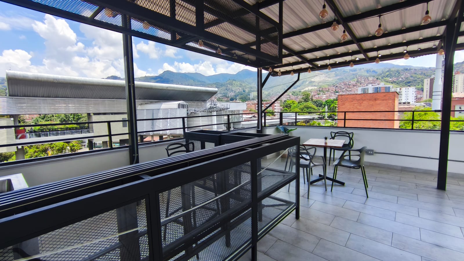 Se Arrienda Terraza Comercial Semi-Amoblada, en San Javier, Medellín