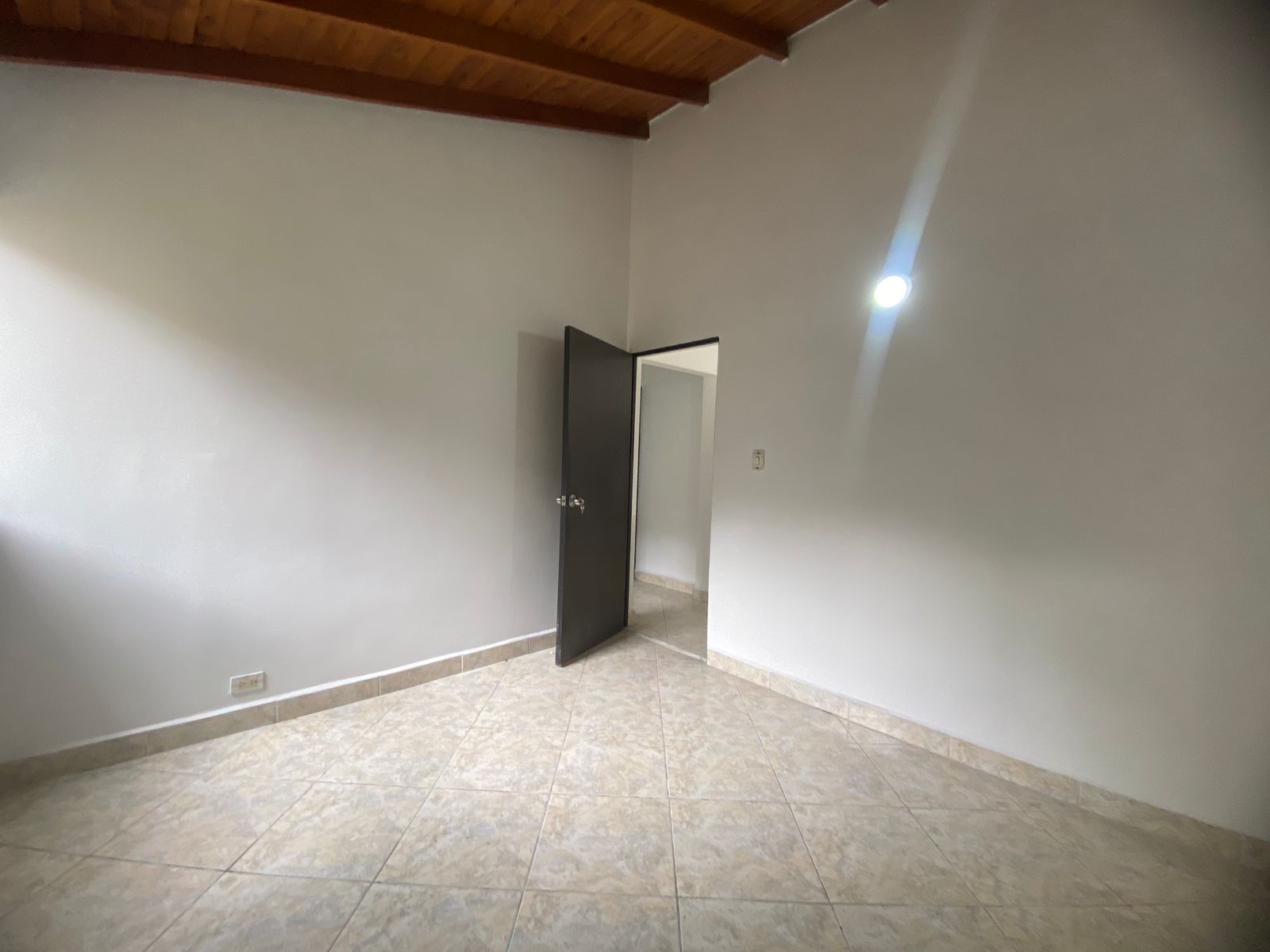 Iluminado Apartamento para Arriendo en San Javier, Medellín