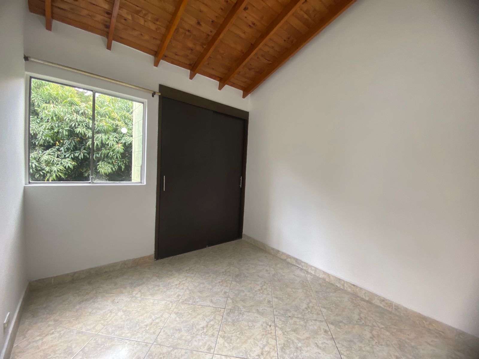 Iluminado Apartamento para Arriendo en San Javier, Medellín