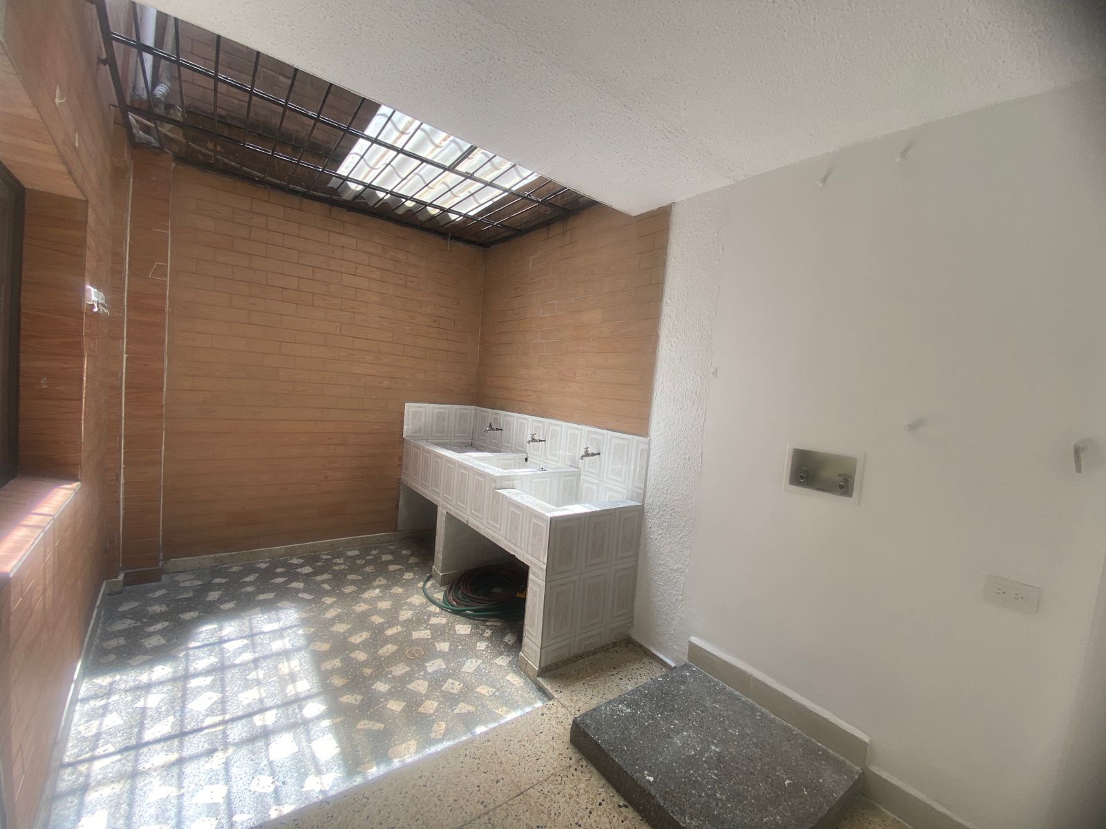 Amplia Casa para Arriendo en Belén San Bernardo, Medellín