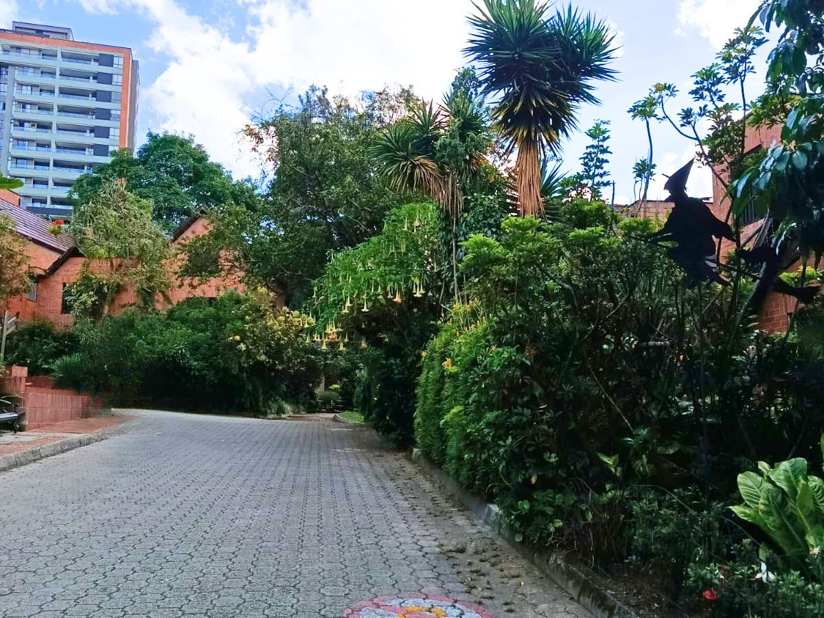 Casa en Venta en Loma de Las Brujas, Envigado – Ubicación Privilegiada