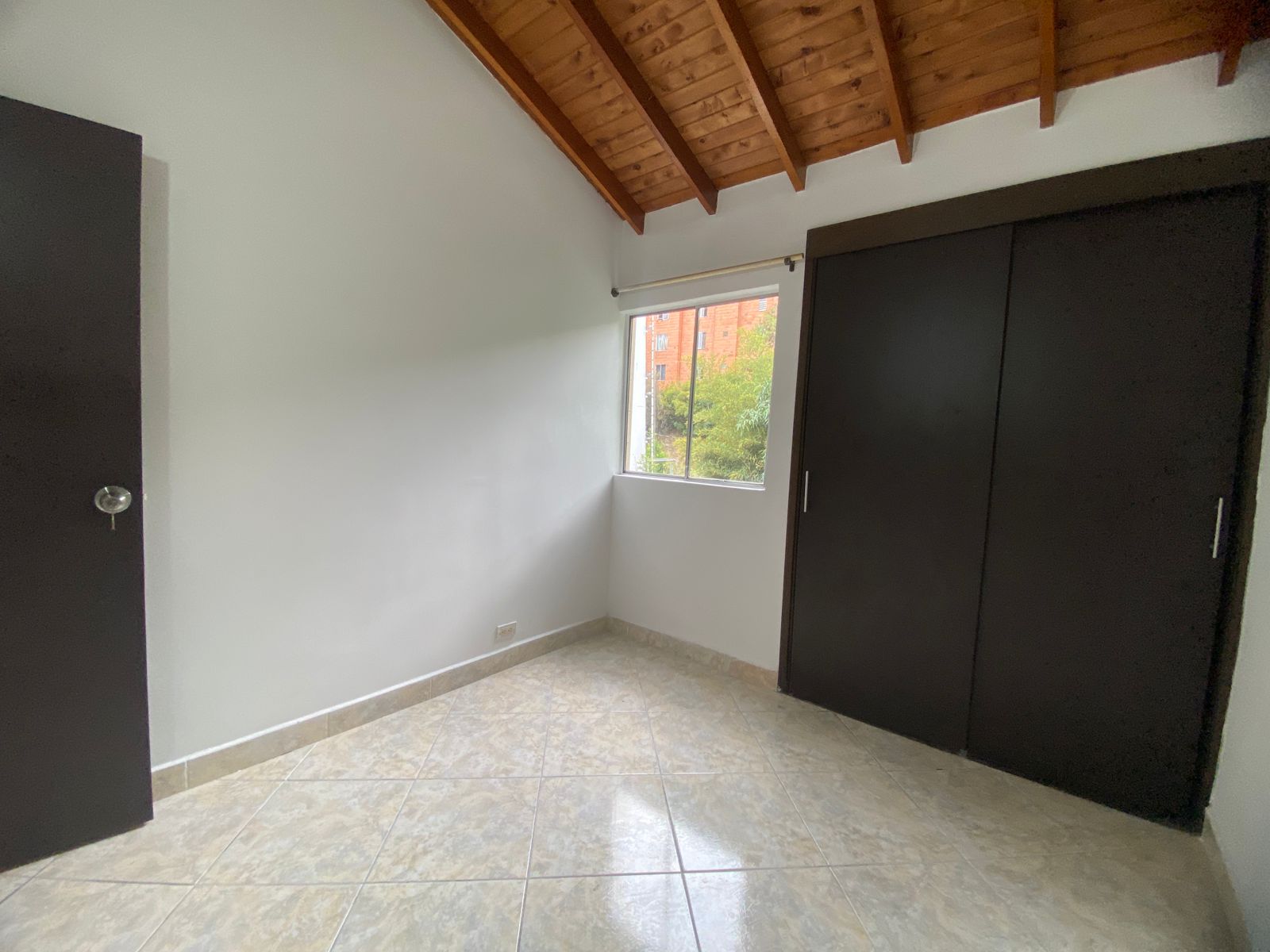 Iluminado Apartamento para Arriendo en San Javier, Medellín