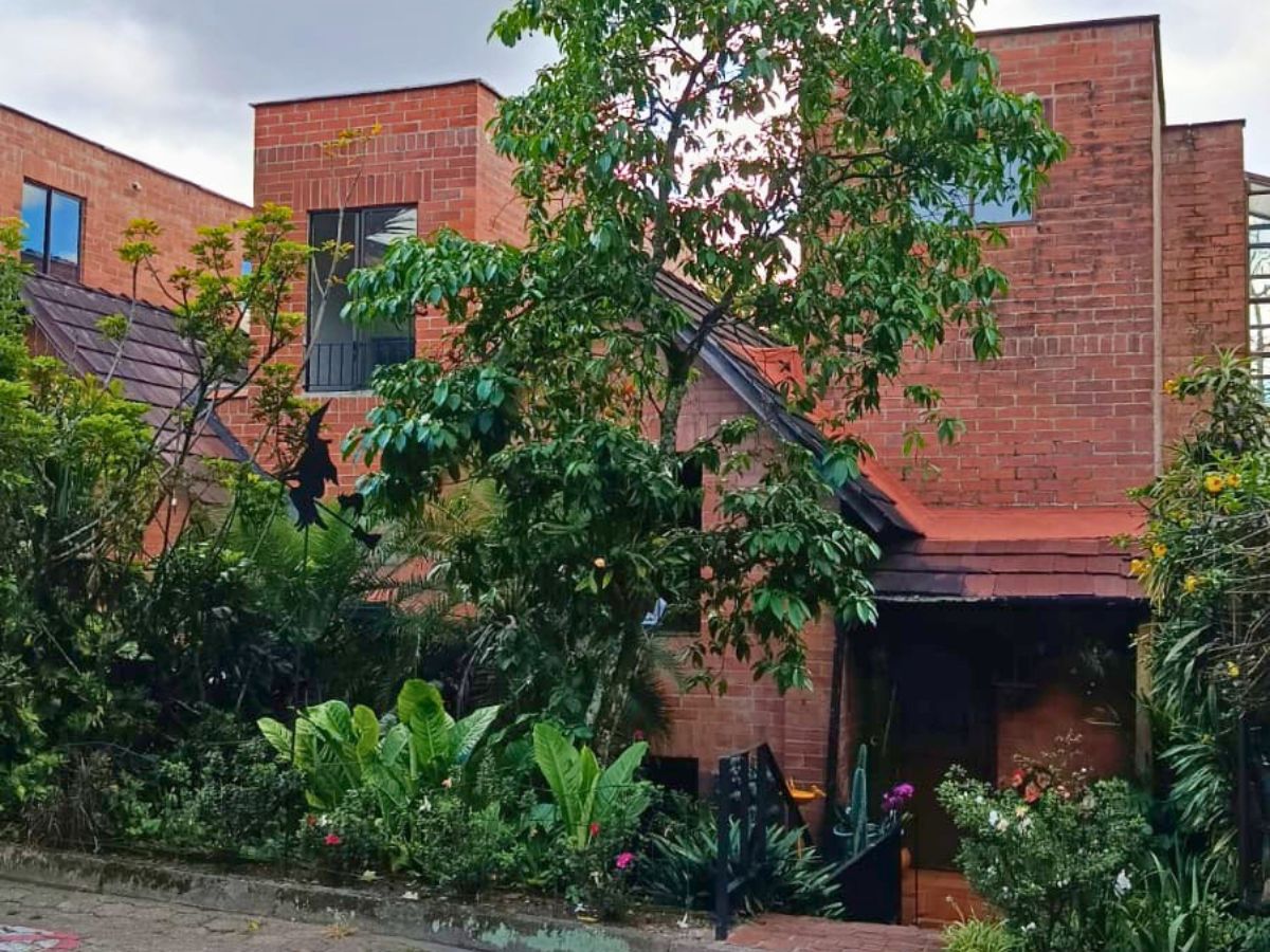 Casa en Venta en Loma de Las Brujas, Envigado – Ubicación Privilegiada