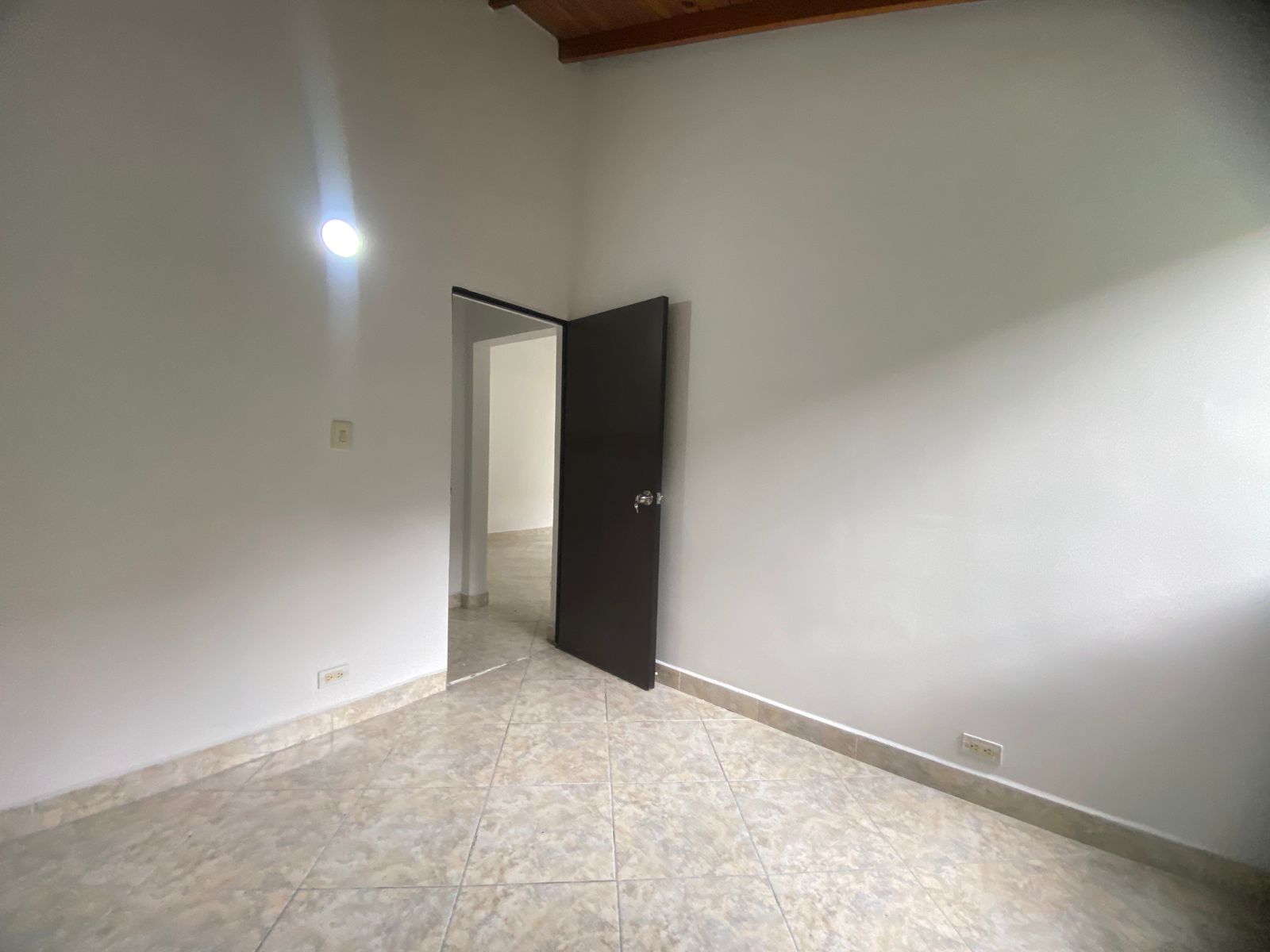 Iluminado Apartamento para Arriendo en San Javier, Medellín