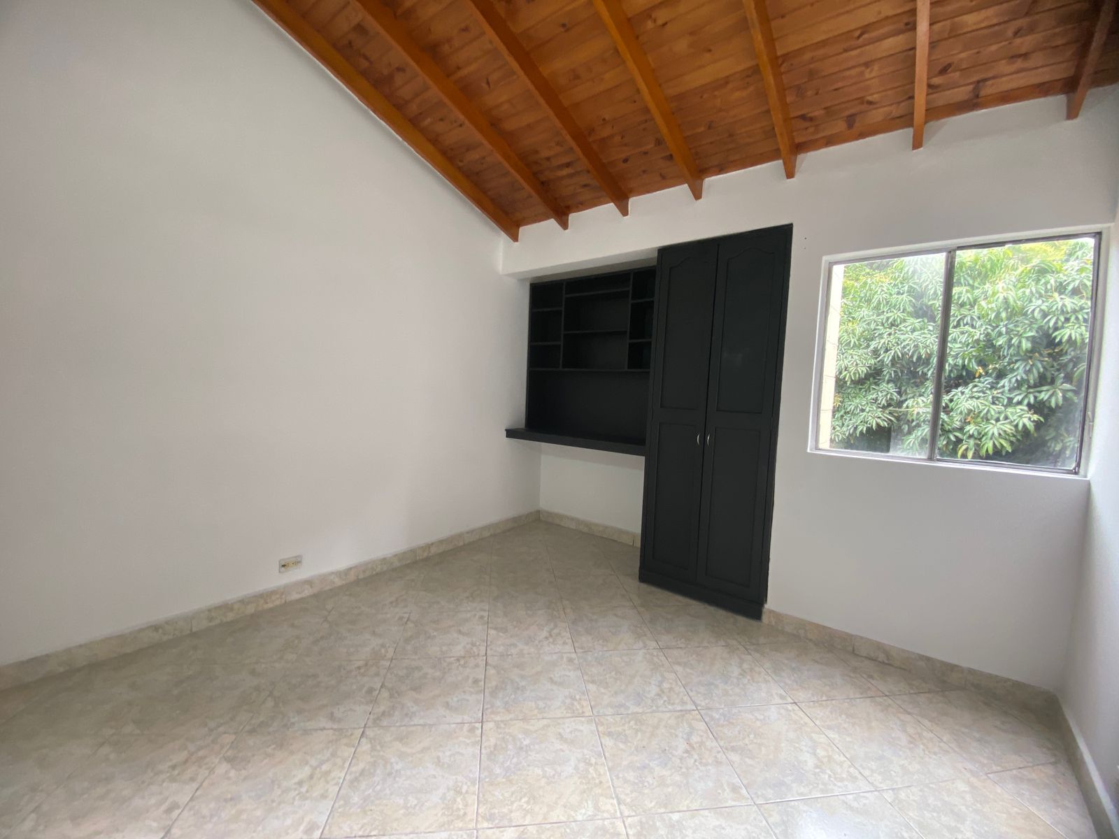 Iluminado Apartamento para Arriendo en San Javier, Medellín