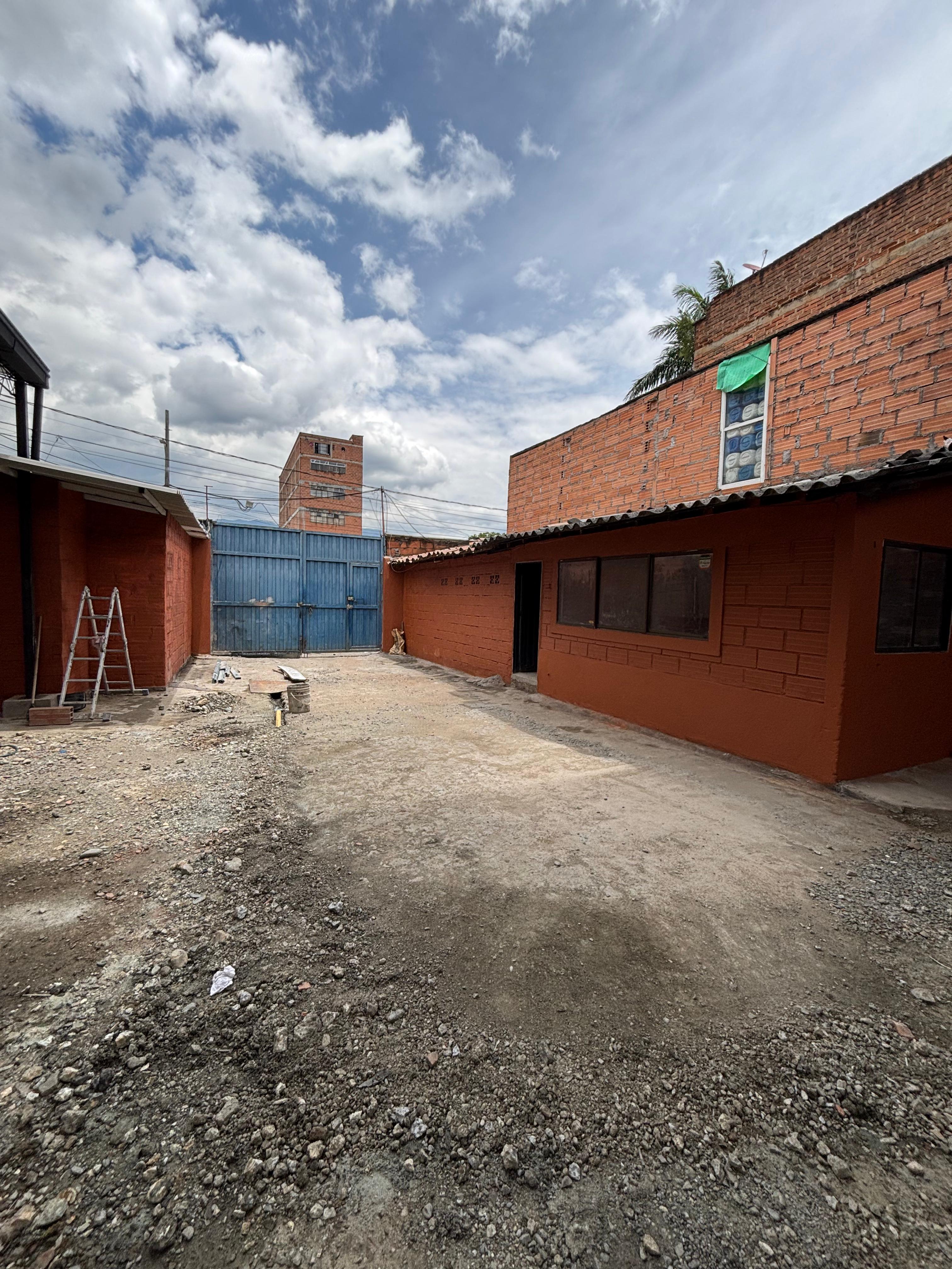Se Arrienda Lote para Parqueadero, Nuevo Naranjal, Medellín
