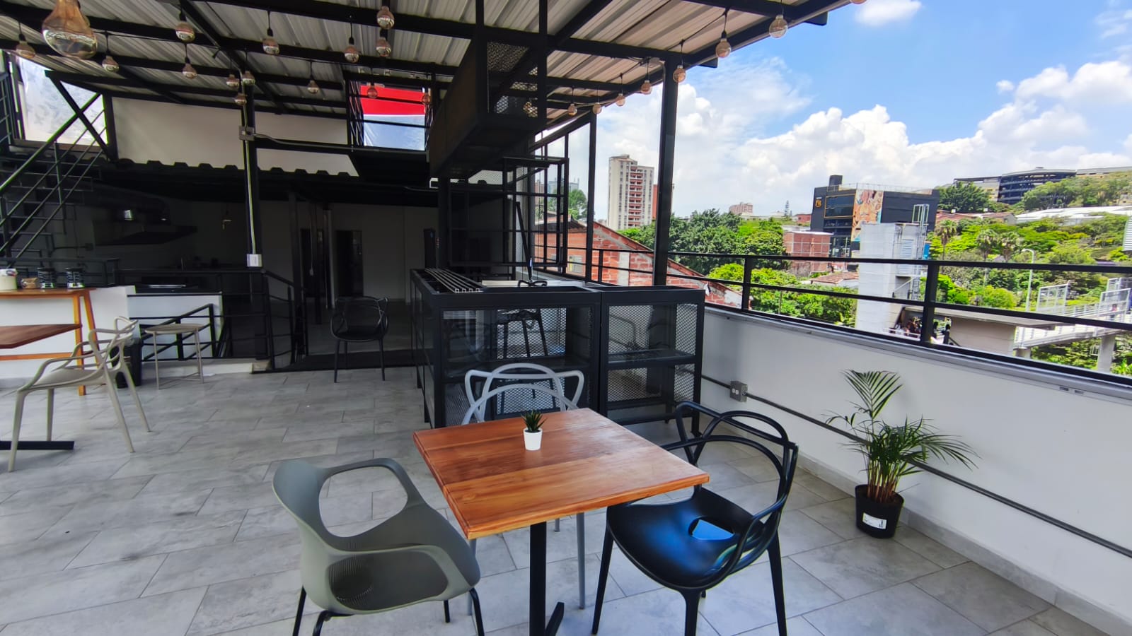 Se Arrienda Terraza Comercial Semi-Amoblada, en San Javier, Medellín