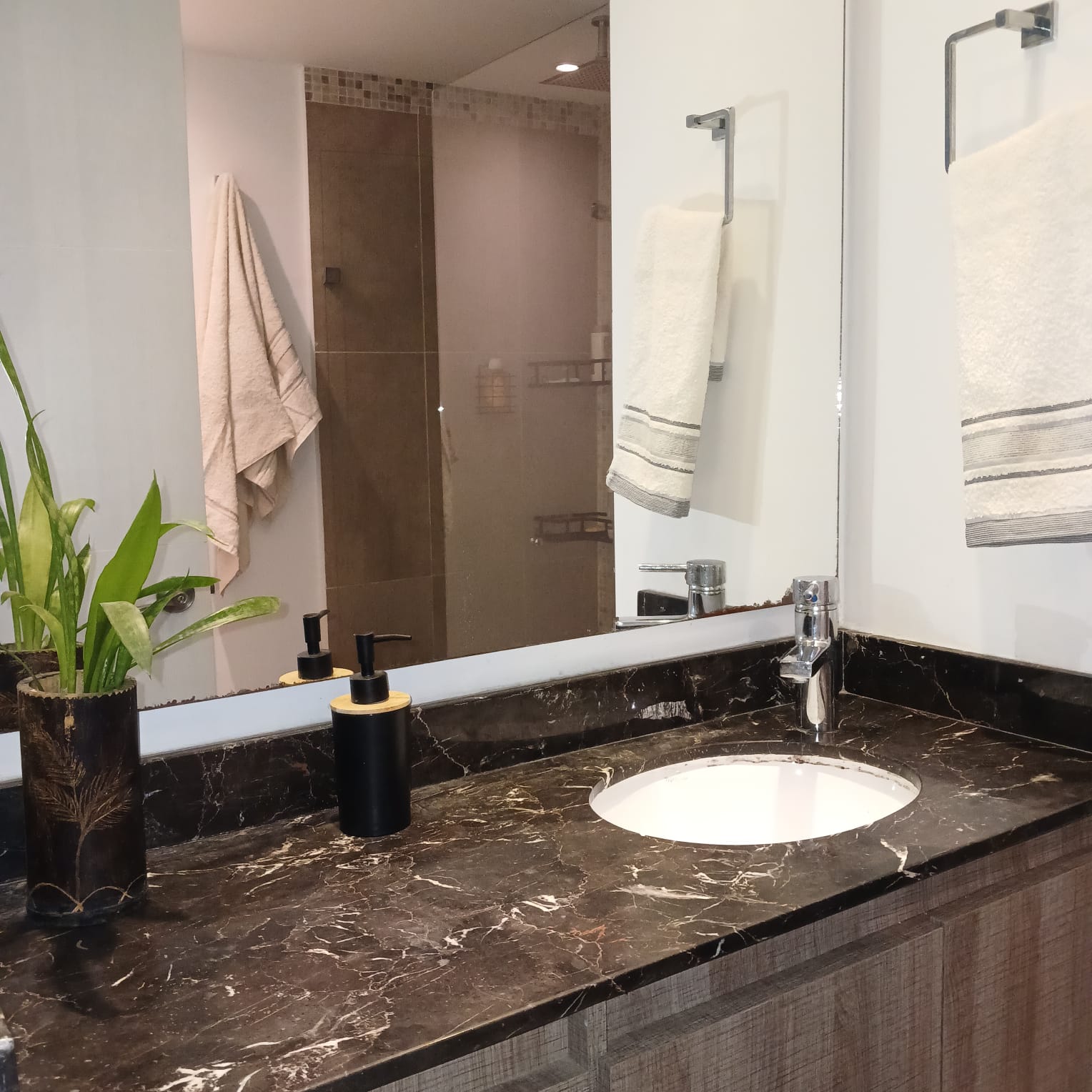 Amplio e Iluminado Apartamento para Venta en Belén, Loma los Bernal