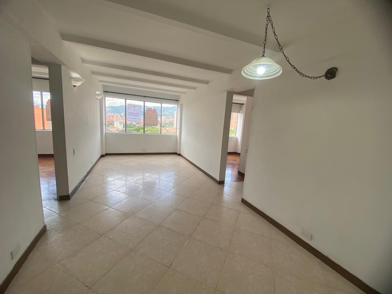 Iluminado Apartamento para Arriendo en Calasanz, Medellín