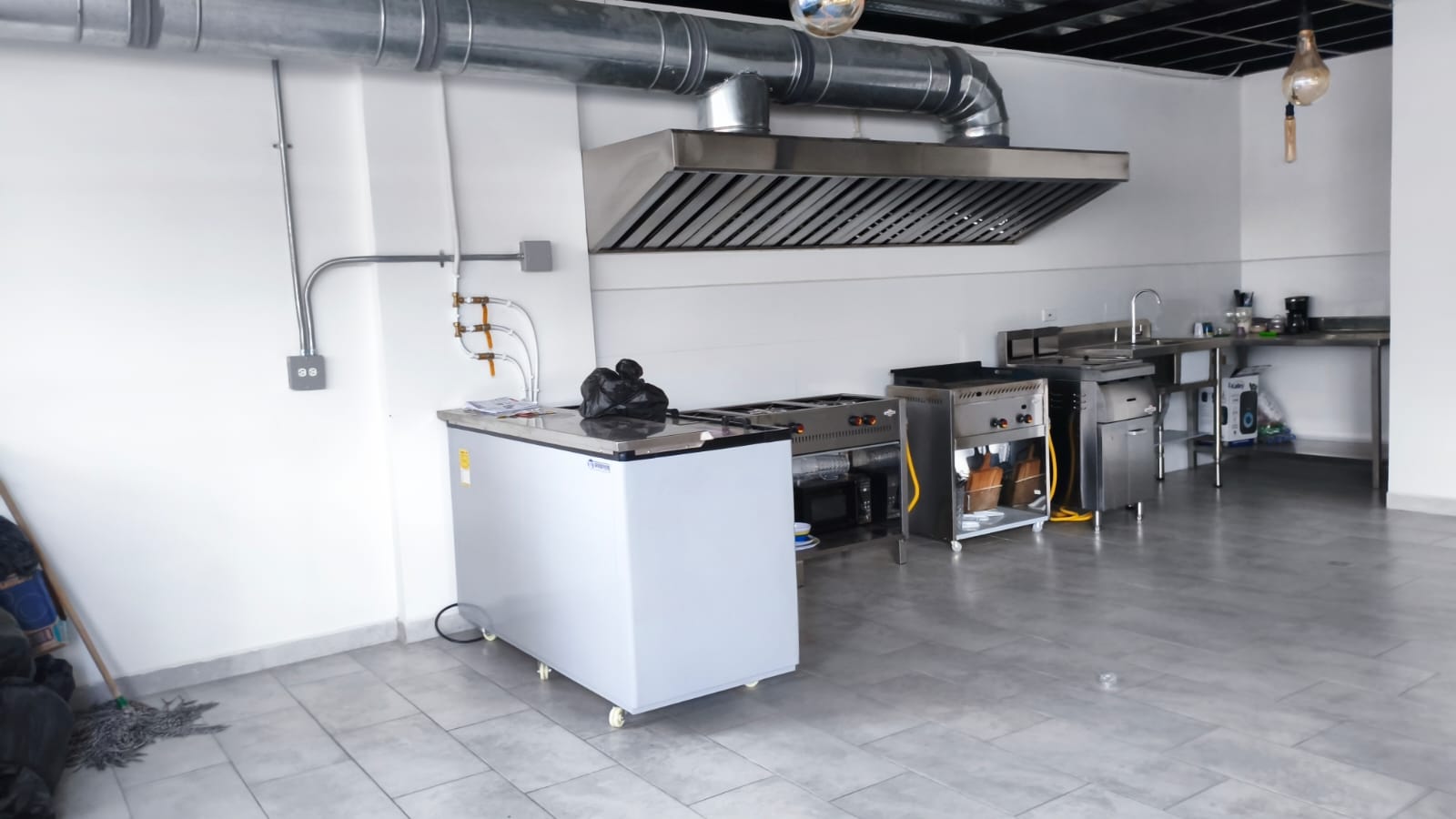 Se Arrienda Terraza Comercial Semi-Amoblada, en San Javier, Medellín