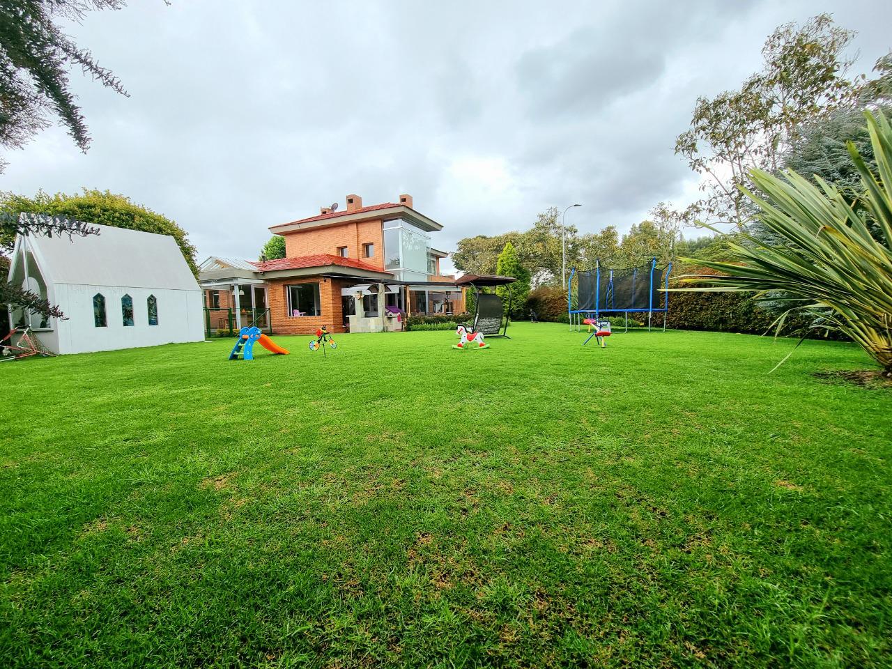 Se Vende Casa Lote de 1.800 mts2 Suba Bogotá