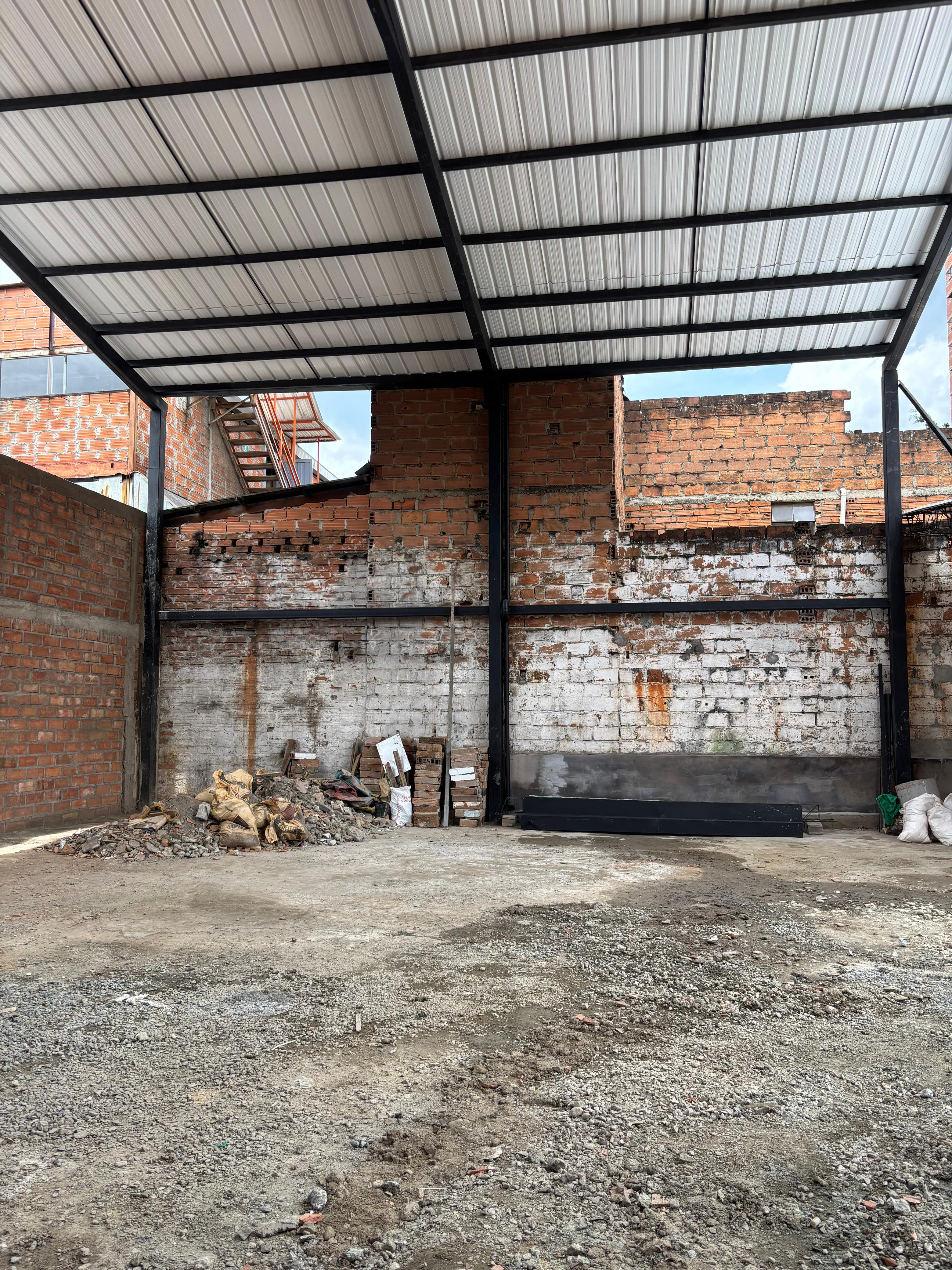 Se Arrienda Lote para Parqueadero, Nuevo Naranjal, Medellín